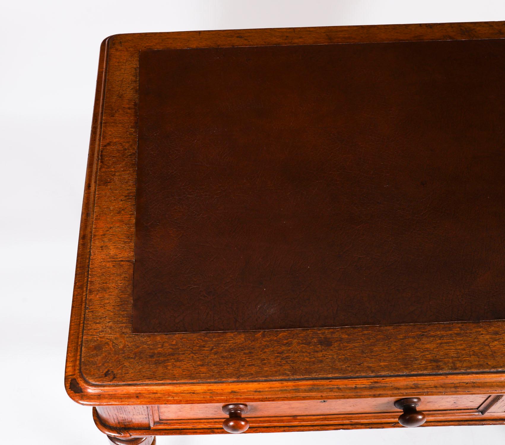 Ancienne table à écrire victorienne à 6 tiroirs en Oak Oak Bureau 19ème siècle en vente 3