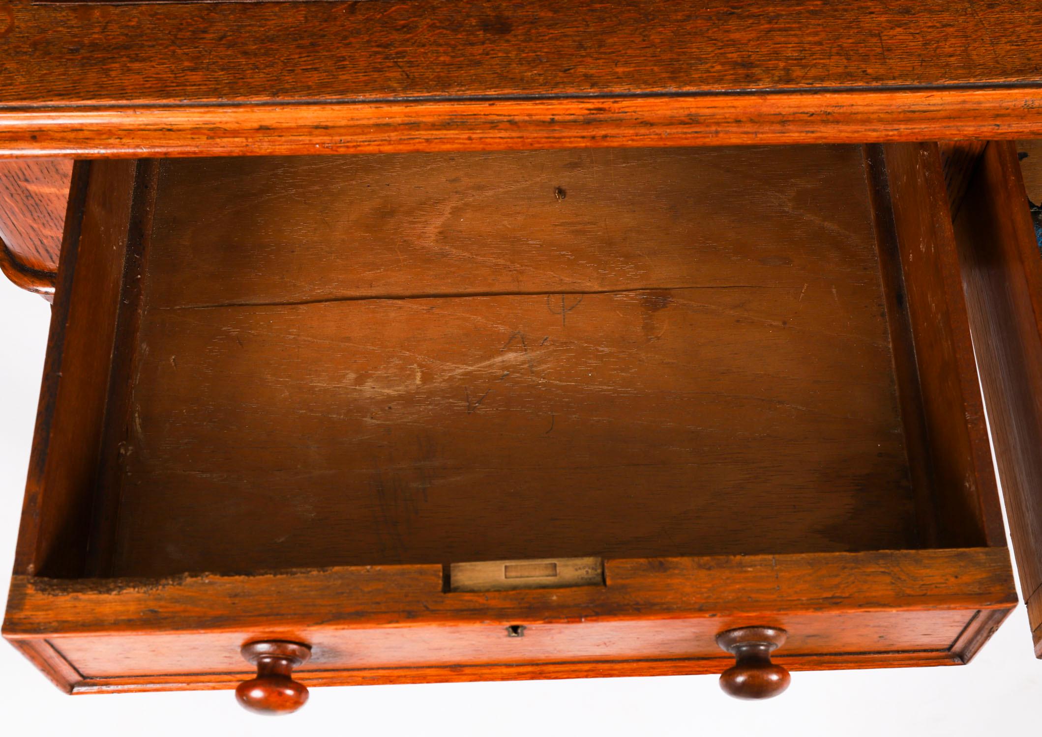 Ancienne table à écrire victorienne à 6 tiroirs en Oak Oak Bureau 19ème siècle en vente 7