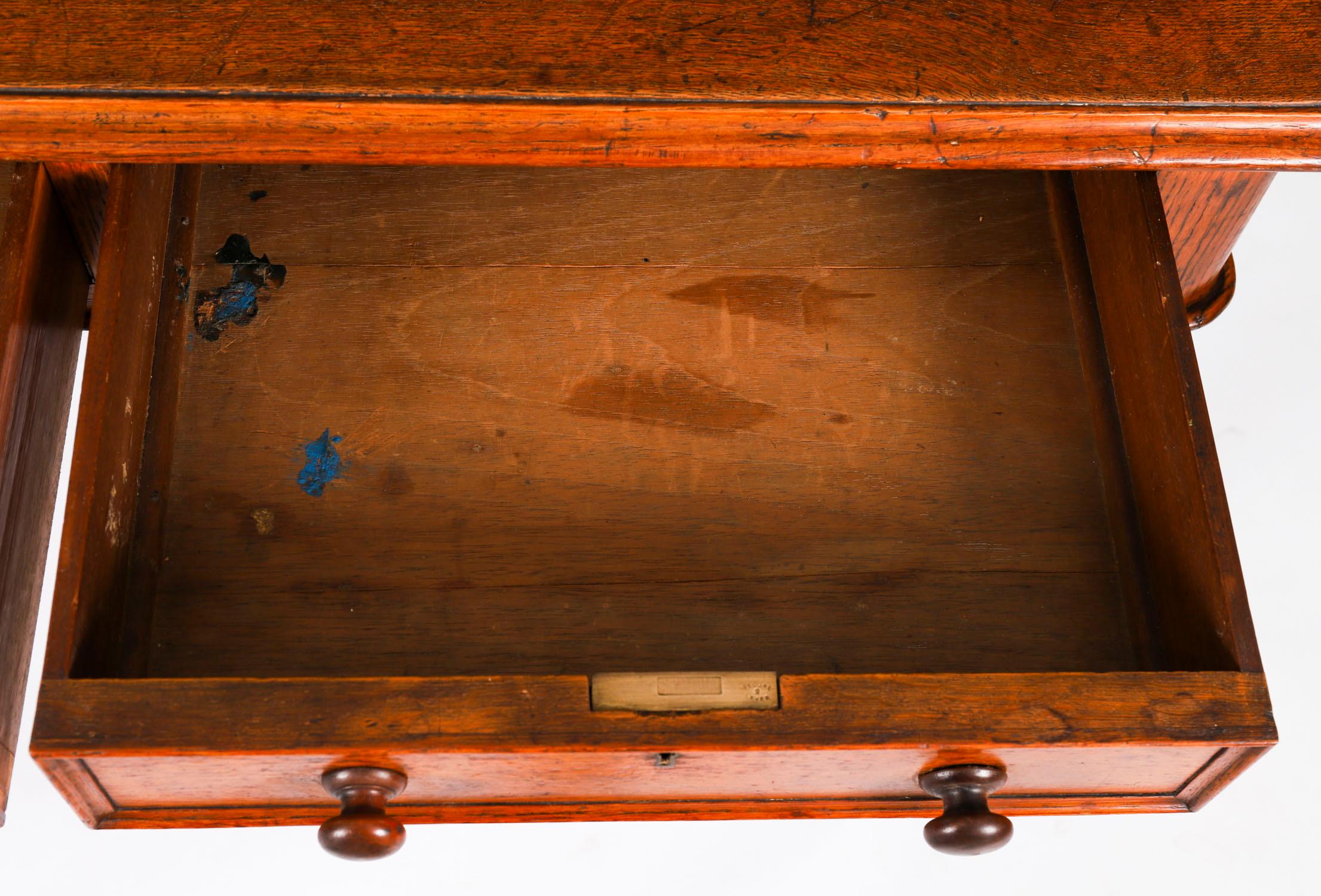 Ancienne table à écrire victorienne à 6 tiroirs en Oak Oak Bureau 19ème siècle en vente 8