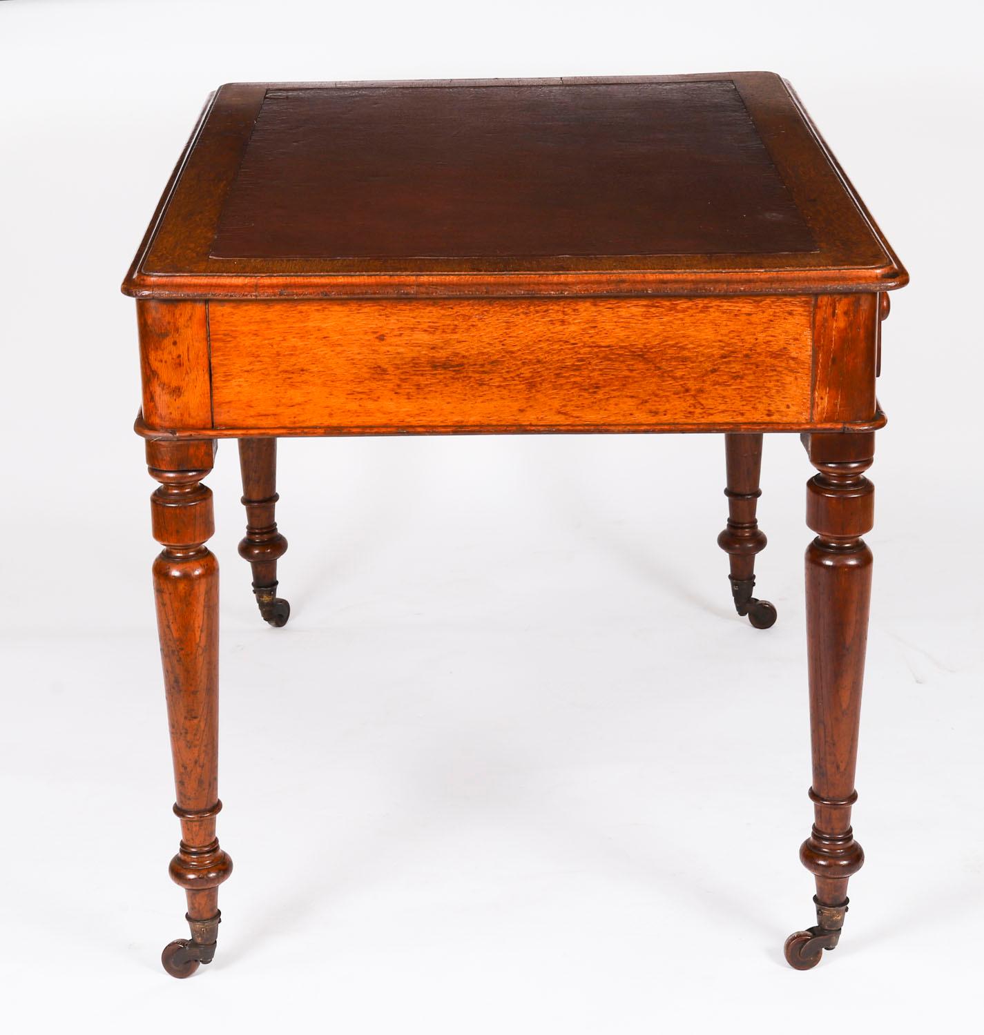 Ancienne table à écrire victorienne à 6 tiroirs en Oak Oak Bureau 19ème siècle en vente 9