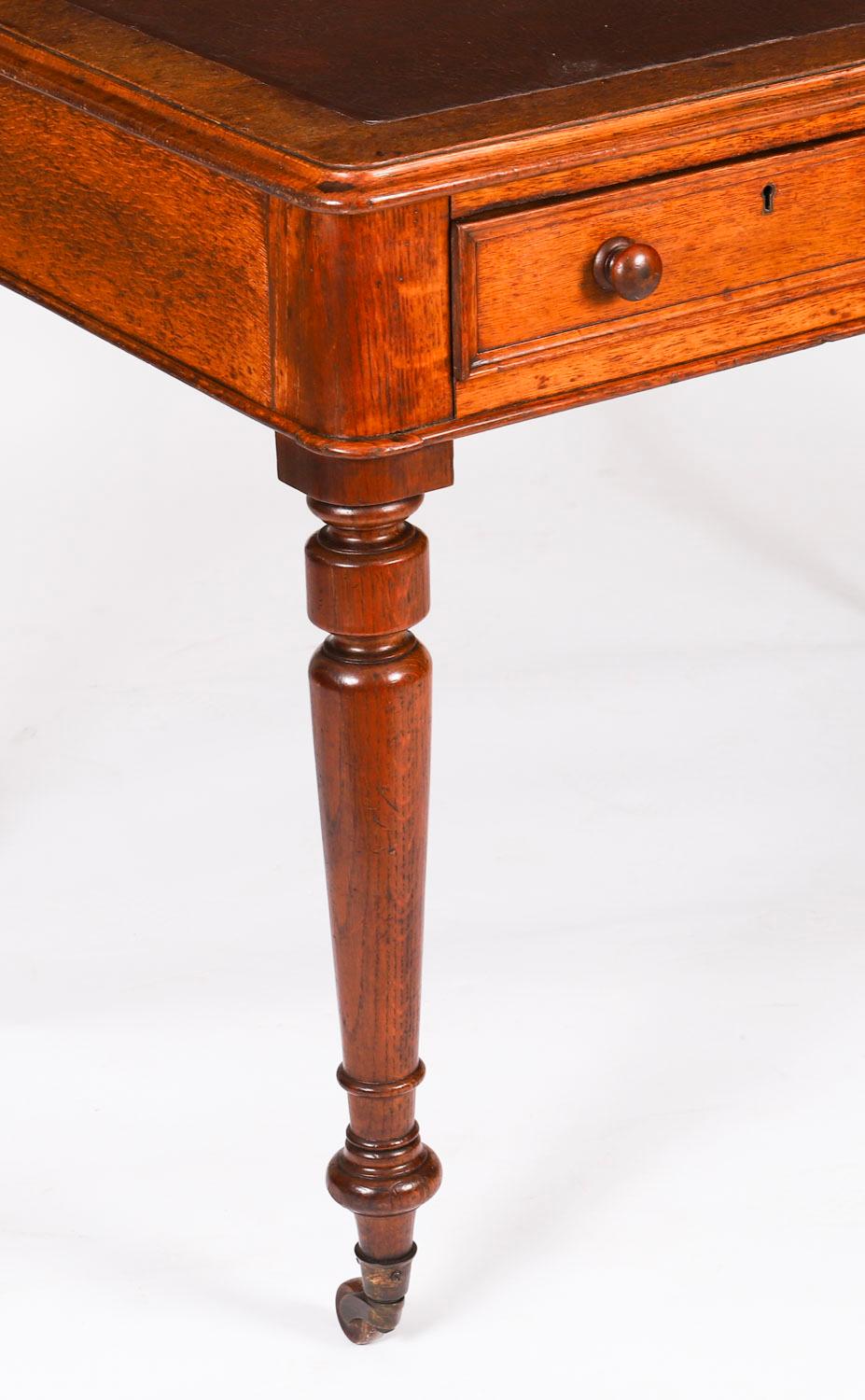 Ancienne table à écrire victorienne à 6 tiroirs en Oak Oak Bureau 19ème siècle en vente 10