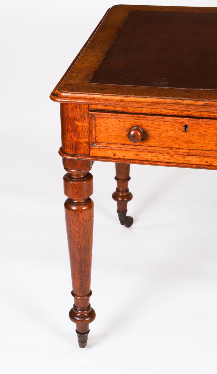 Anglais Ancienne table à écrire victorienne à 6 tiroirs en Oak Oak Bureau 19ème siècle en vente