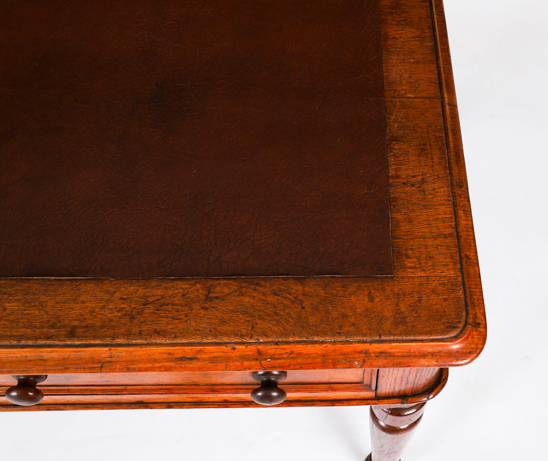 Laiton Ancienne table à écrire victorienne à 6 tiroirs en Oak Oak Bureau 19ème siècle en vente