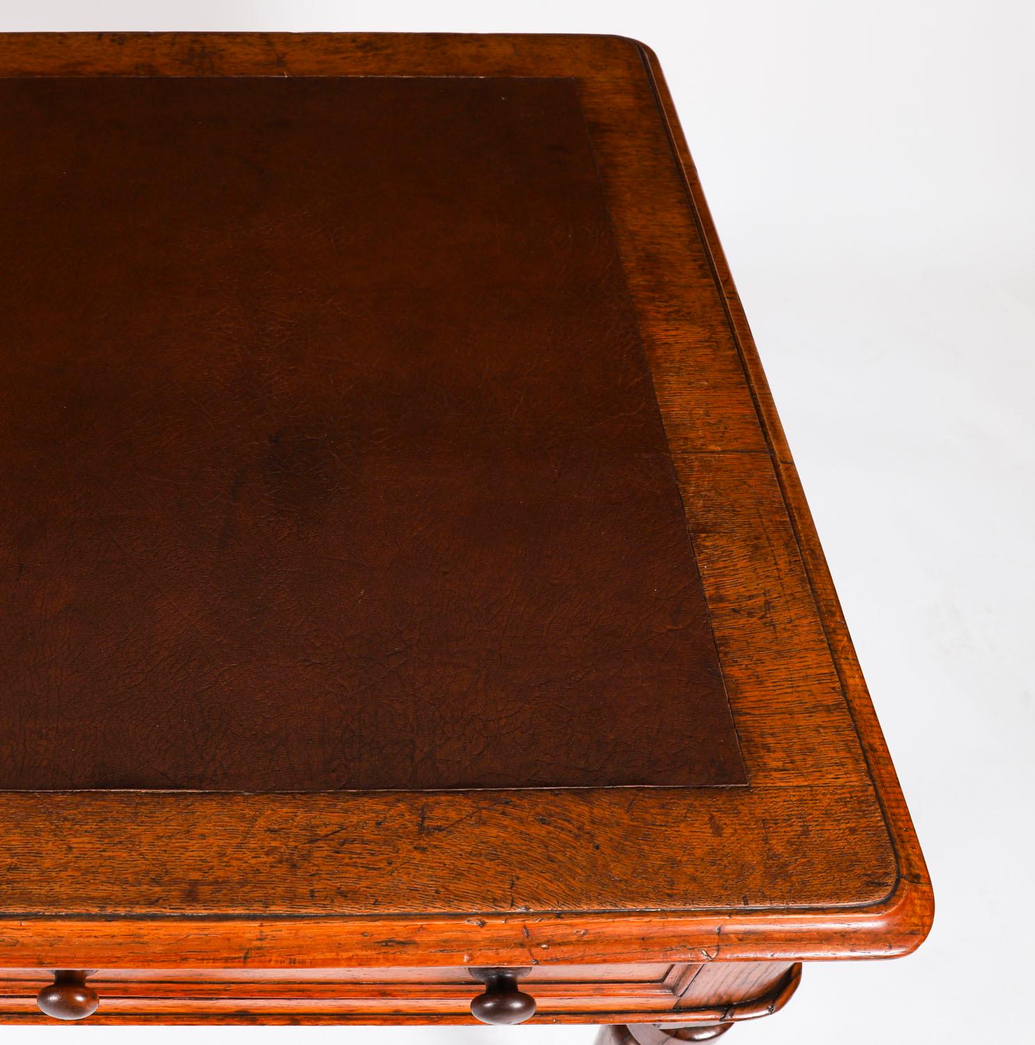 Ancienne table à écrire victorienne à 6 tiroirs en Oak Oak Bureau 19ème siècle en vente 2