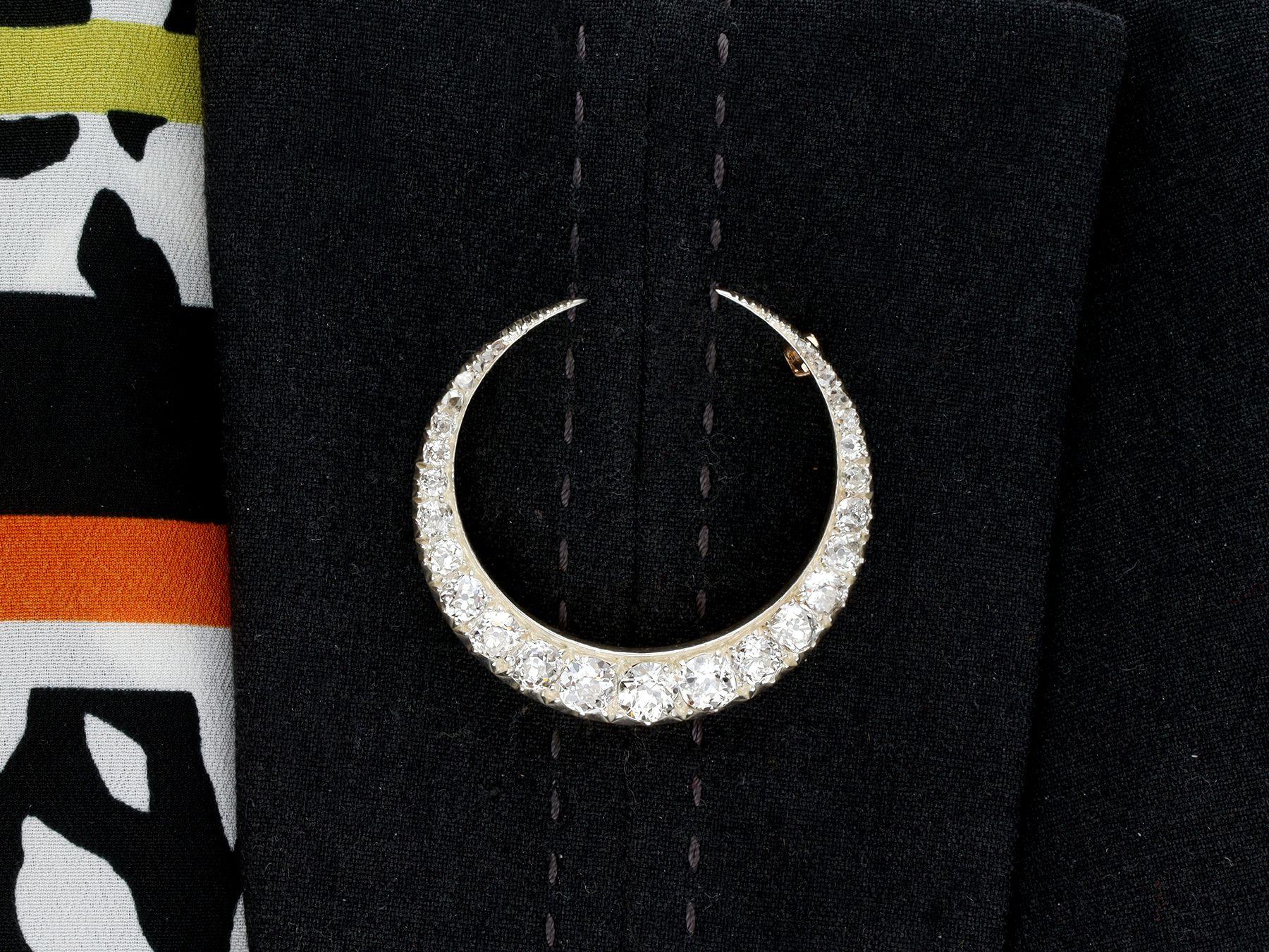 Antique Victorian 6.30 Carat Diamond and Yellow Gold Crescent Brooch For Sale 3