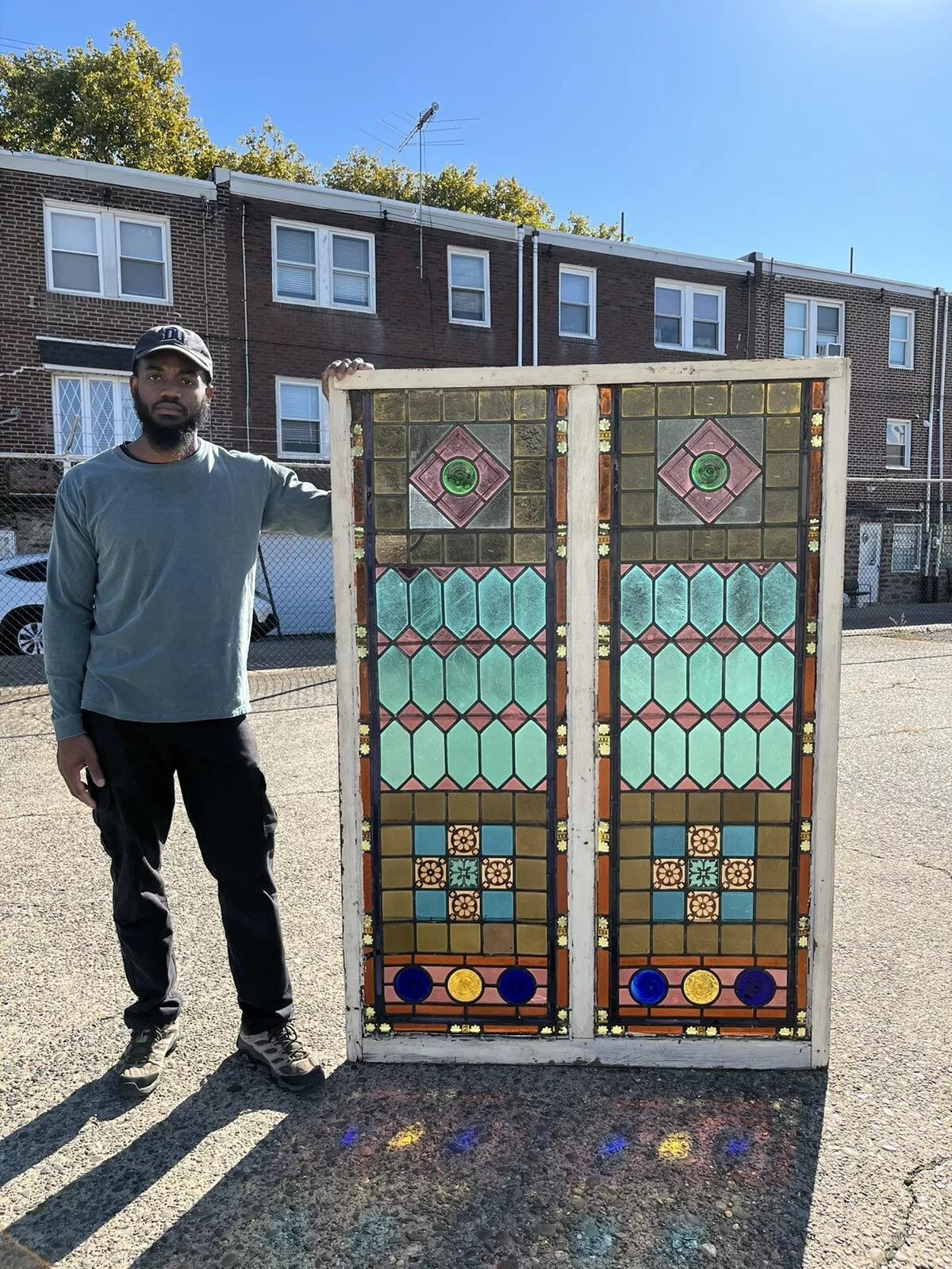 Très rare vitrail ancien victorien à double panneau en ambre, rose, bleu, vert avec des bijoux dans des cadres en bois. Il est très rare de trouver des vitraux anciens dans cet état et de cette taille. Vers la fin du 19e siècle. *Le prix est calculé