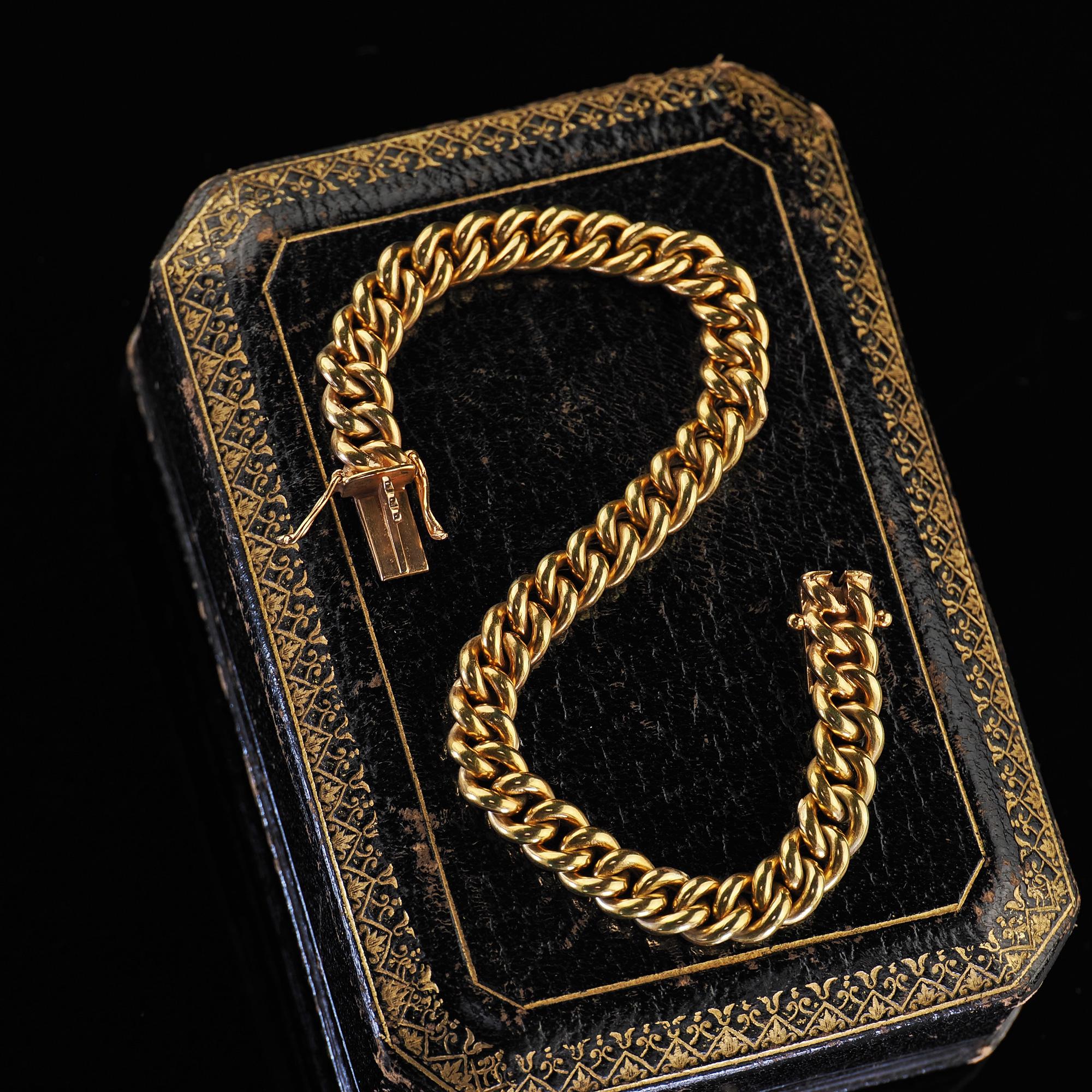 Schöne antike viktorianische 8K Gelbgold Hollow Curb Link Chain Bracelet - 7,5 Zoll. Dieses wunderschöne viktorianische Panzerkettenarmband ist aus 8 Karat Gelbgold gefertigt. Das Armband besteht aus klassischen Kordelgliedern in sattem Gelbgold.