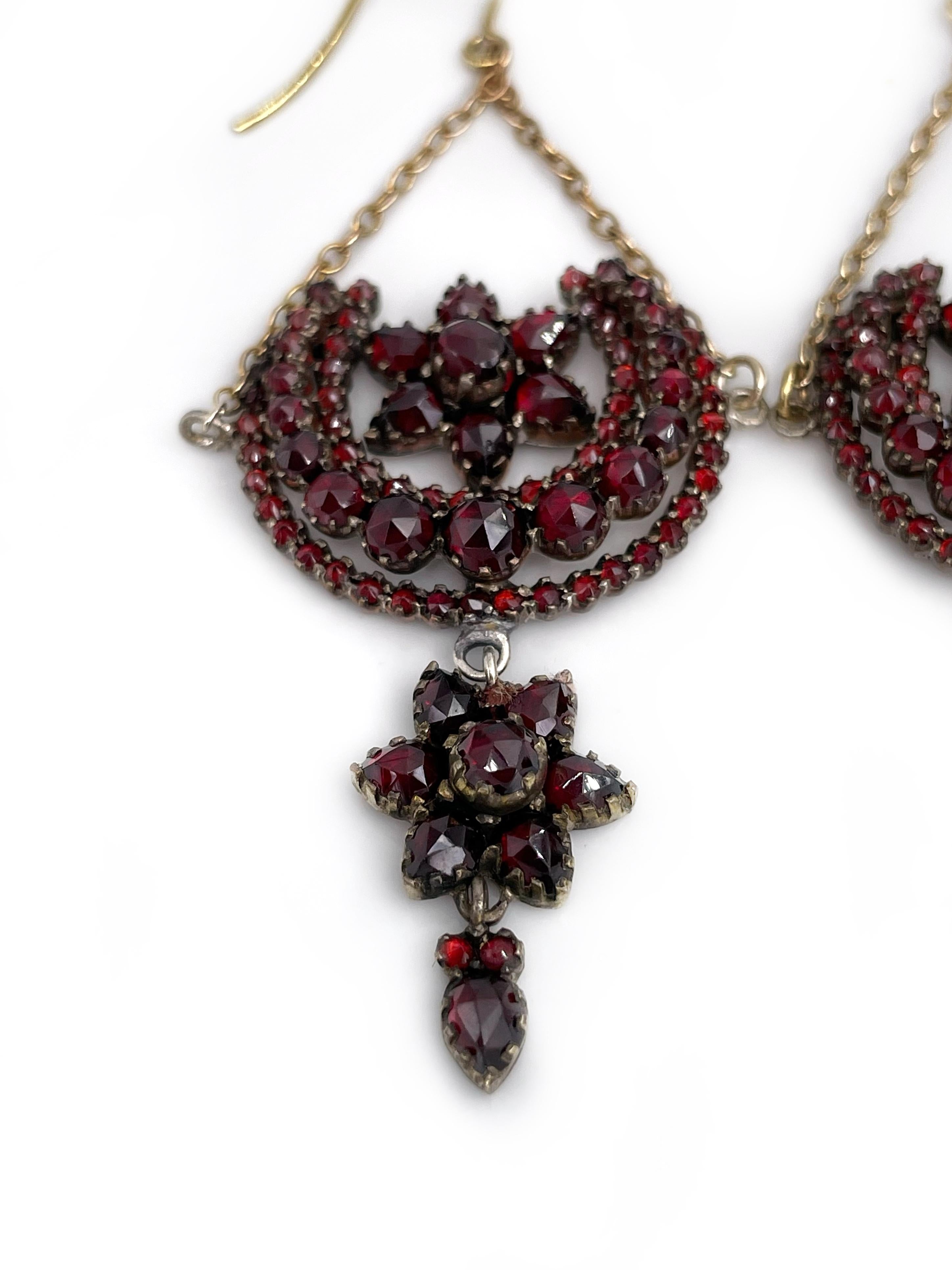 Antique Victorian 9 Karat Gold Bohemian Garnet Dangle Earrings In Good Condition In Vilnius, LT