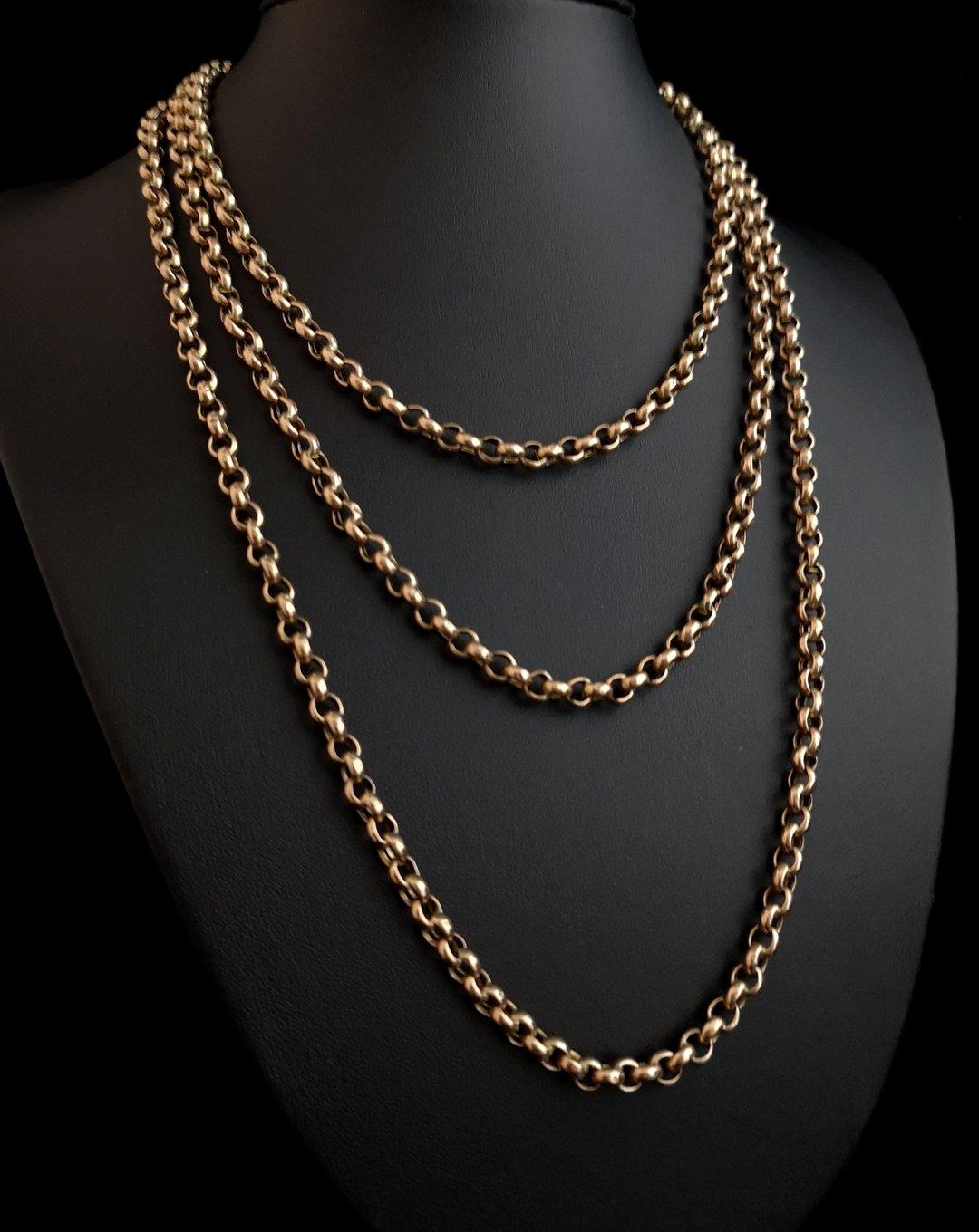 A beautiful antique, Victorian era, 9 karat gold longuard or muff chain.

Chunky 9 karat gold round rolo / belcher type links with a rich aged patina that you can only see in antique gold.

It is a long length chain, easily wrapping around three