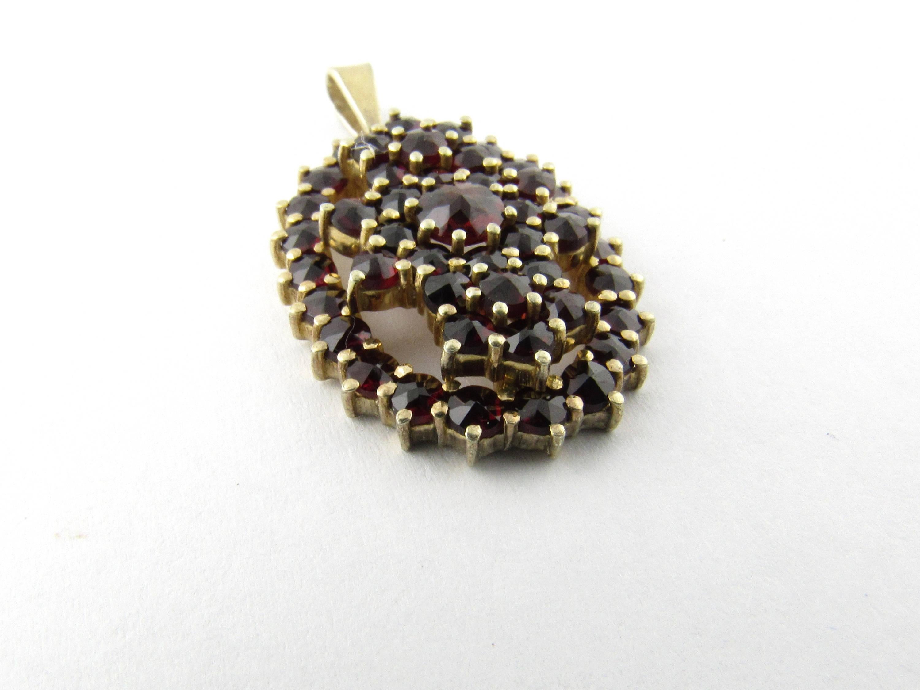 Antique Victorian 900 Silver Bohemian Garnet Pendant-

This lovely pendant features Bohemian rose cut garnets set in stunning gold wash 900 silver.

Size: 27 mm x 18 mm (actual pendant)

Weight: 2.4 dwt. / 3.8 gr.

Hallmark: 900

Very good