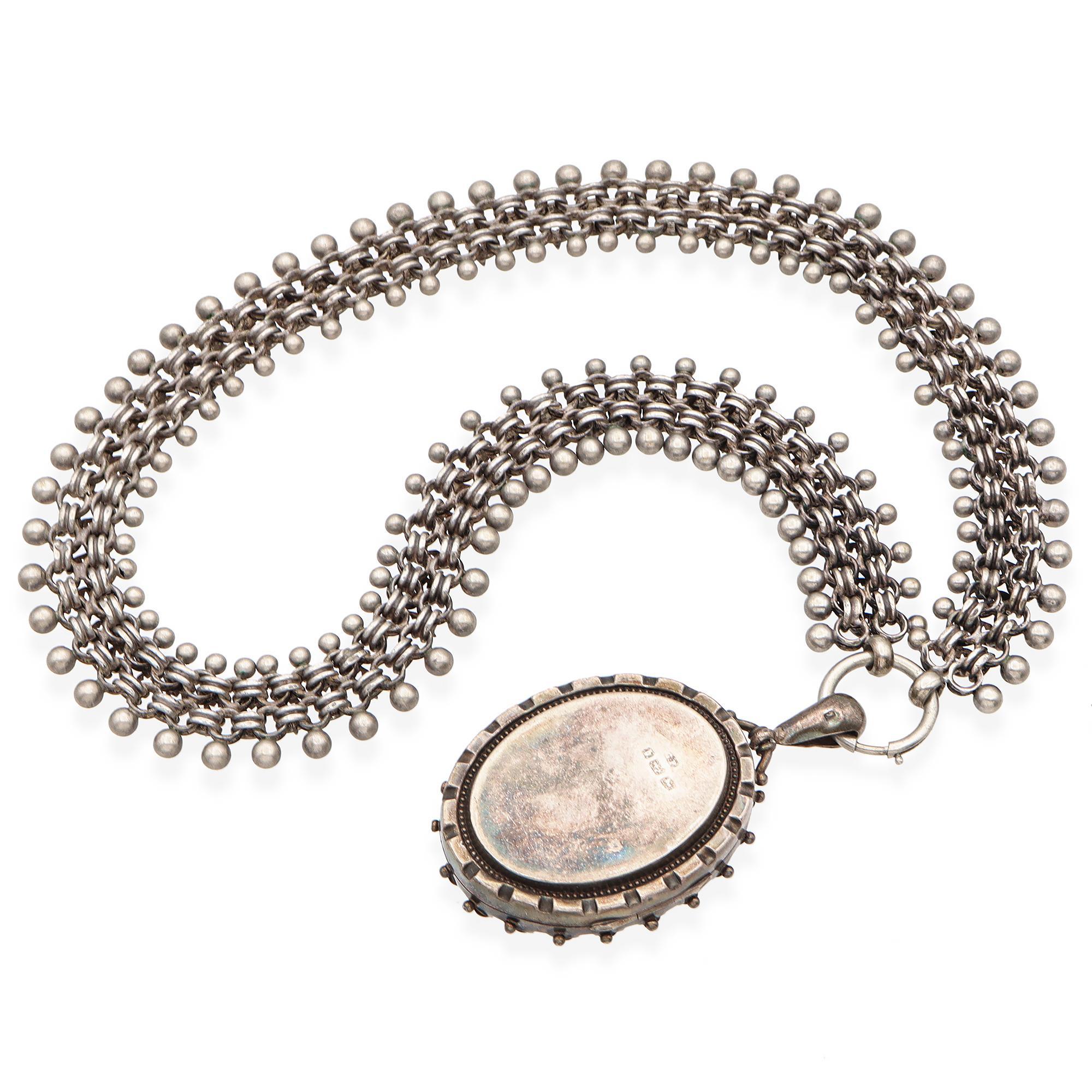 Una straordinaria collana dei primi del Novecento, che mette in mostra l'eleganza vittoriana. Realizzato in argento sterling, questo squisito pezzo presenta una catena dettagliata ornata da intricati motivi di perline e stelle. Il ciondolo è un