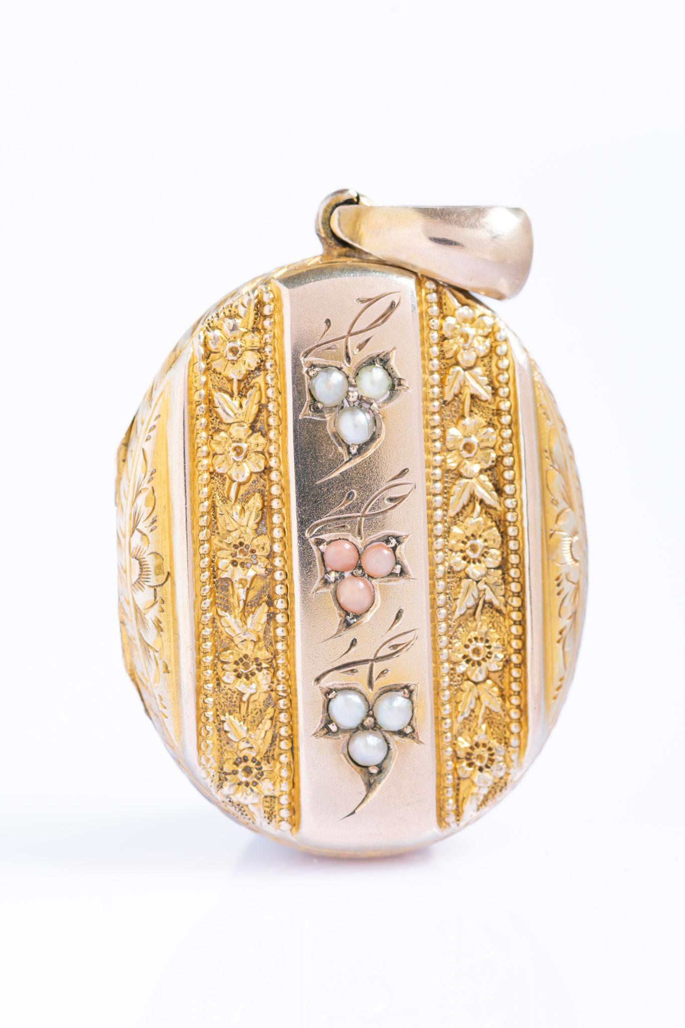 Taglio cuscino antico Antico medaglione vittoriano in oro 9ct e argento dorato con corallo e perle in vendita
