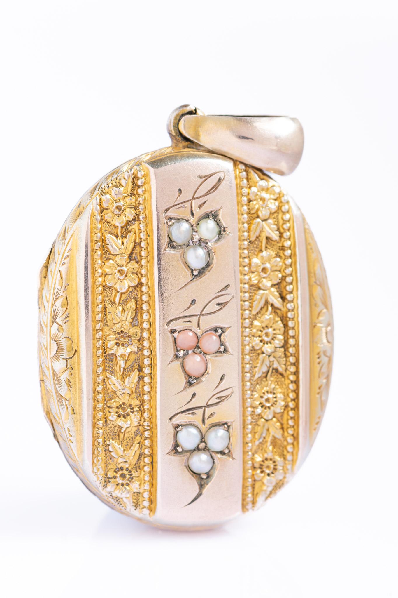 Antico medaglione vittoriano in oro 9ct e argento dorato con corallo e perle In condizioni buone in vendita a Portland, England