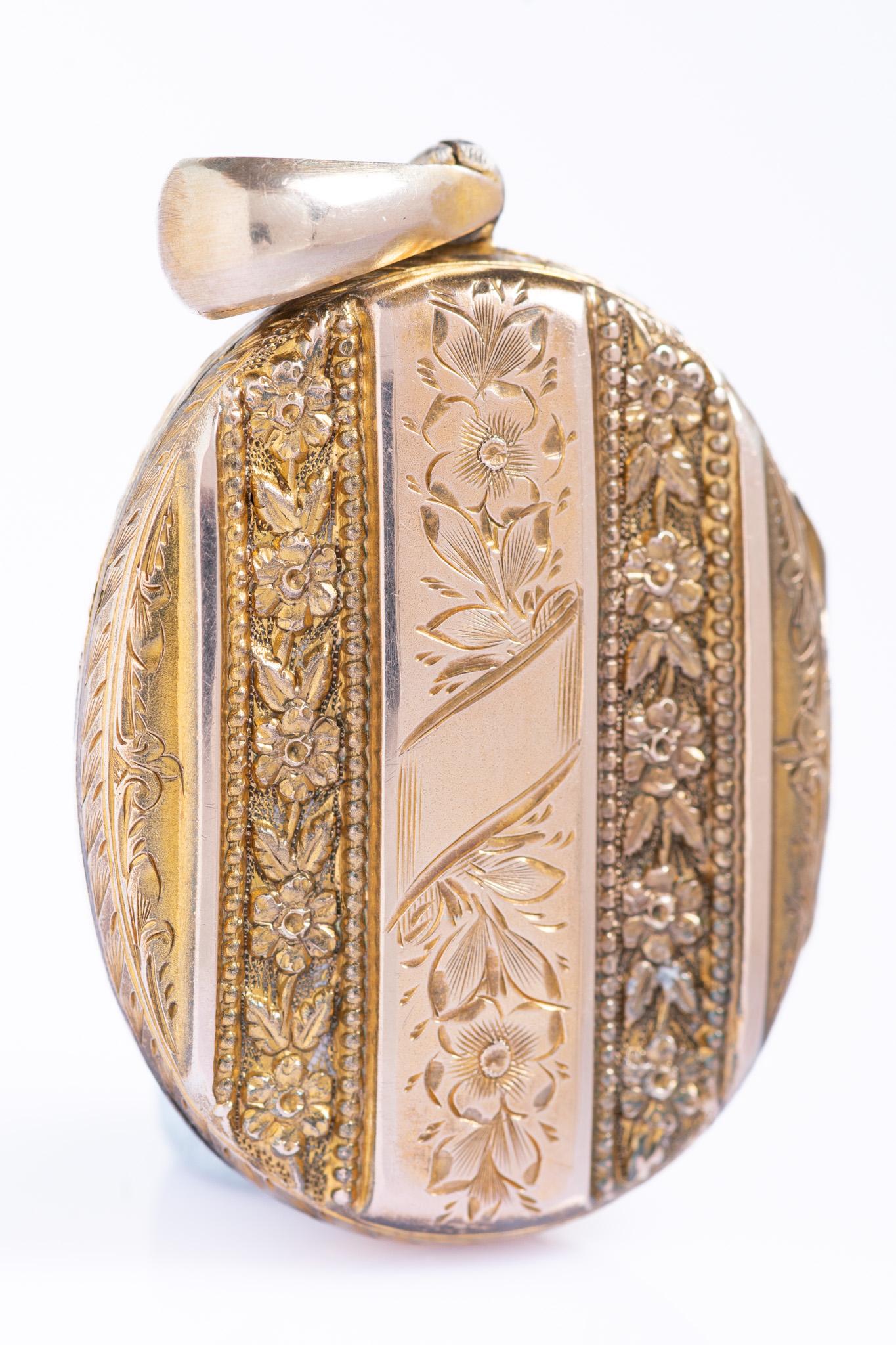 Antico medaglione vittoriano in oro 9ct e argento dorato con corallo e perle in vendita 1
