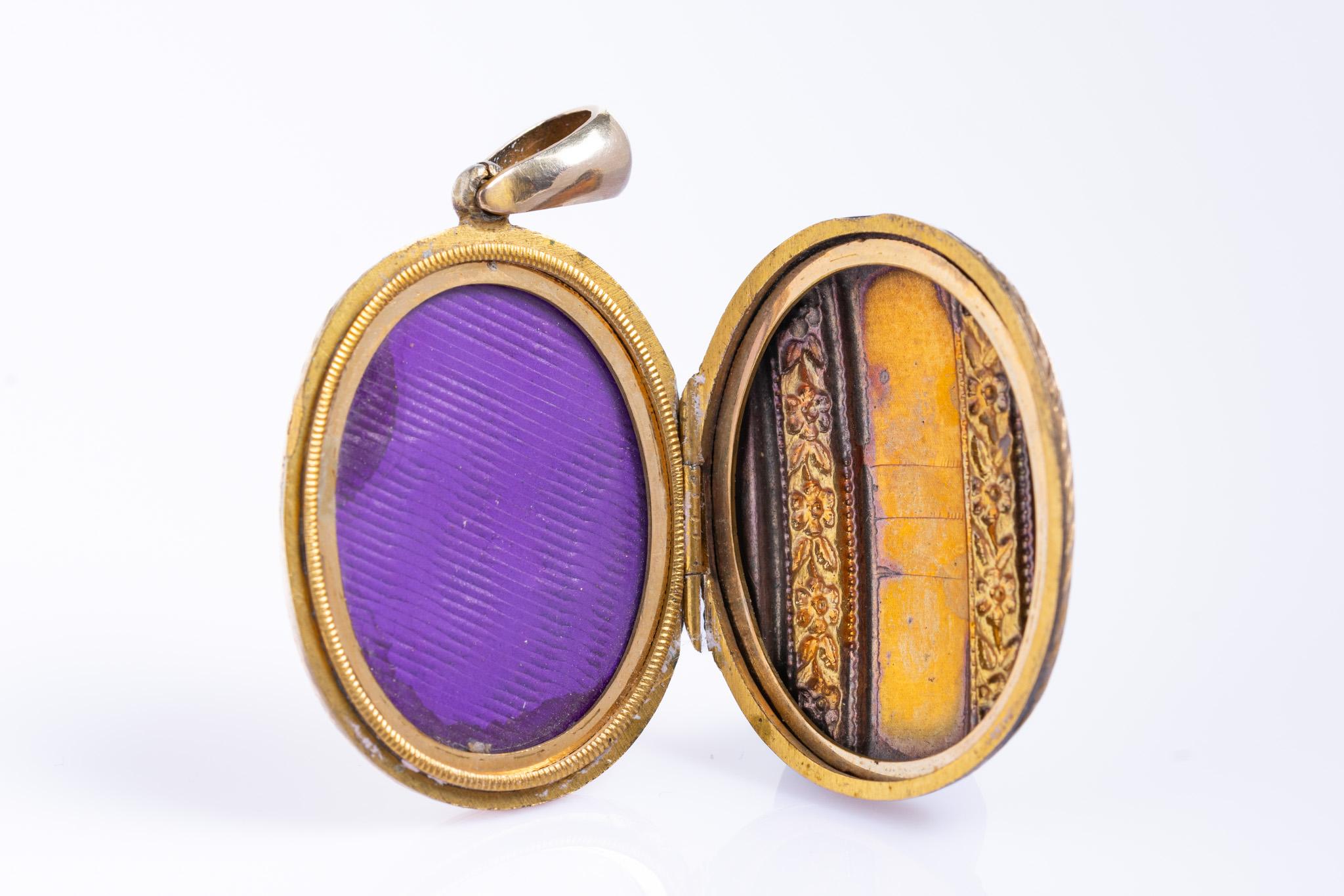 Antico medaglione vittoriano in oro 9ct e argento dorato con corallo e perle in vendita 2