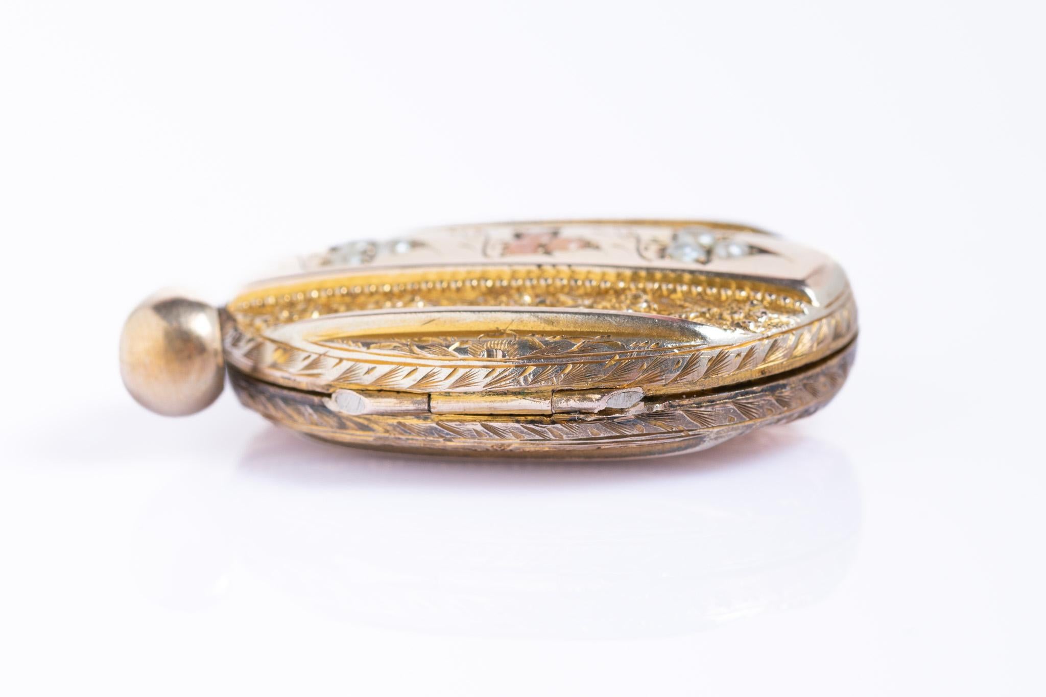 Antico medaglione vittoriano in oro 9ct e argento dorato con corallo e perle in vendita 3