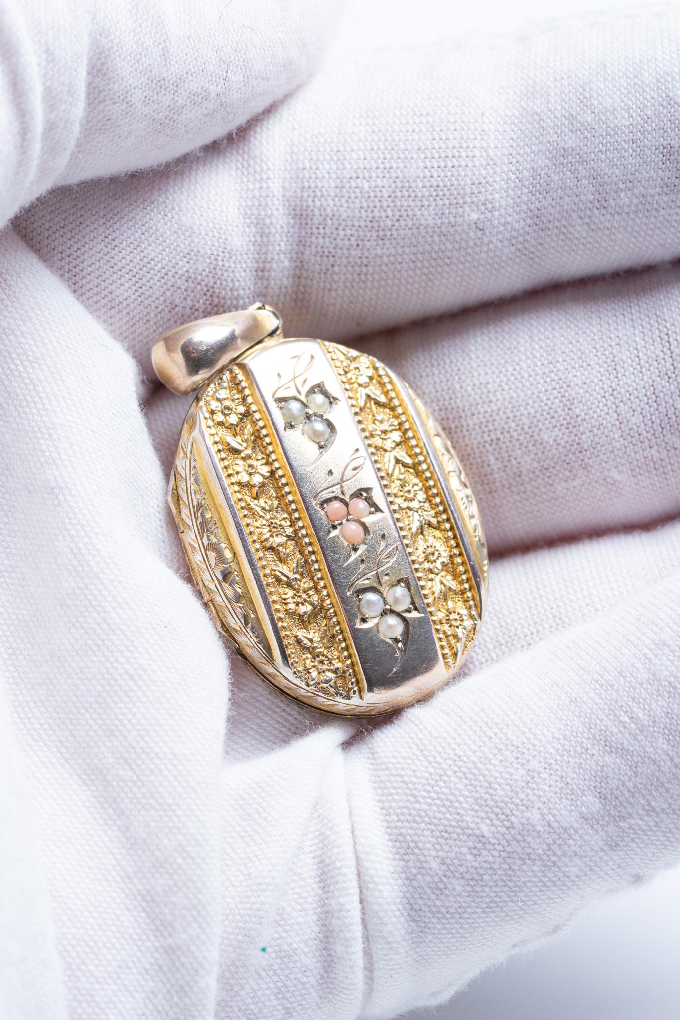 Antico medaglione vittoriano in oro 9ct e argento dorato con corallo e perle in vendita 4
