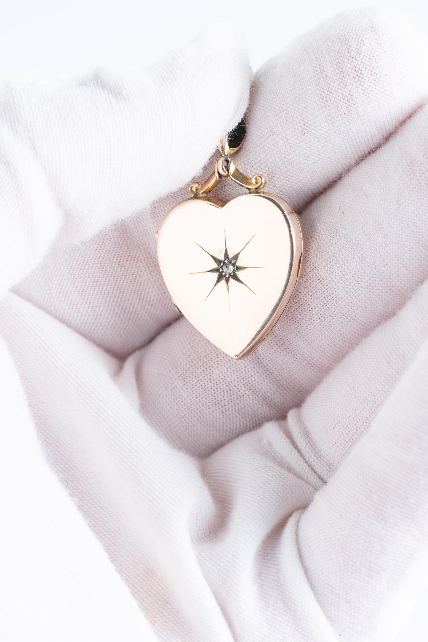 Questo meraviglioso medaglione antico vittoriano con diamante a forma di cuore è realizzato in oro giallo 9ct sul retro e sul davanti. Il medaglione è decorato con un motivo a stella con un diamante al centro. I motivi a stella erano molto popolari