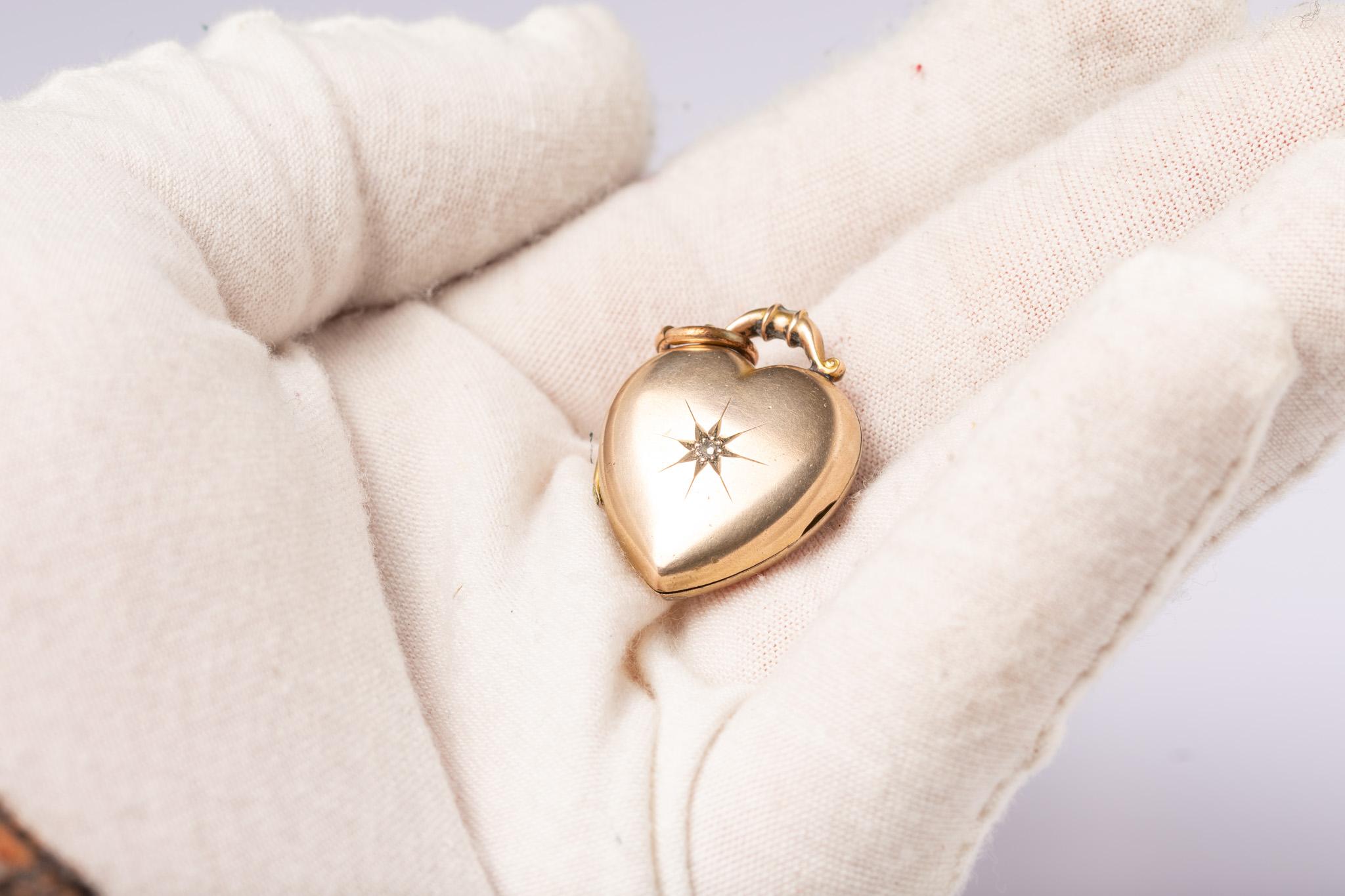 Vittoriano Antique Victorian 9ct Gold Back and Front Diamond Heart Locket in vendita