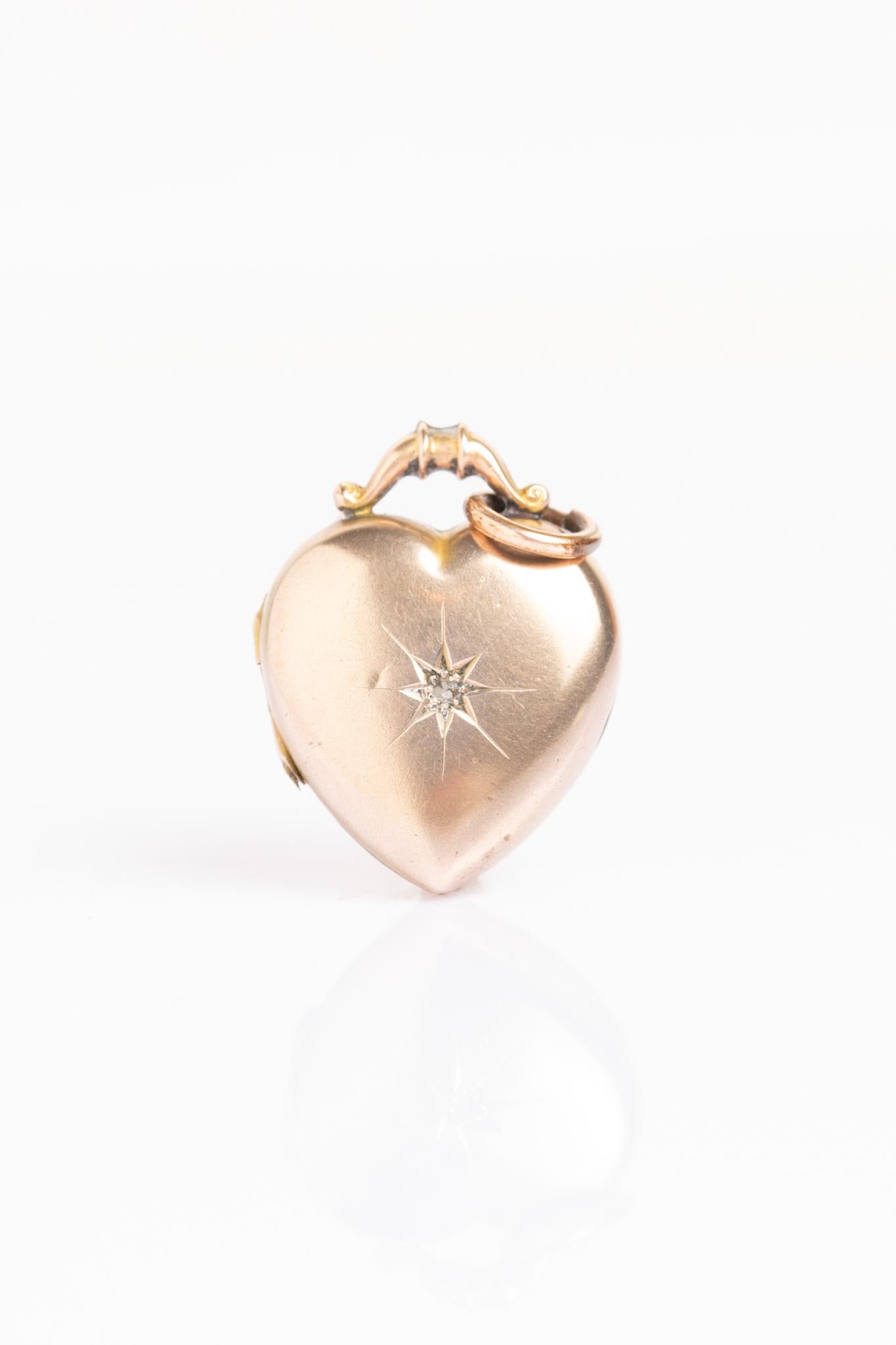 Taglio cuscino antico Antique Victorian 9ct Gold Back and Front Diamond Heart Locket in vendita