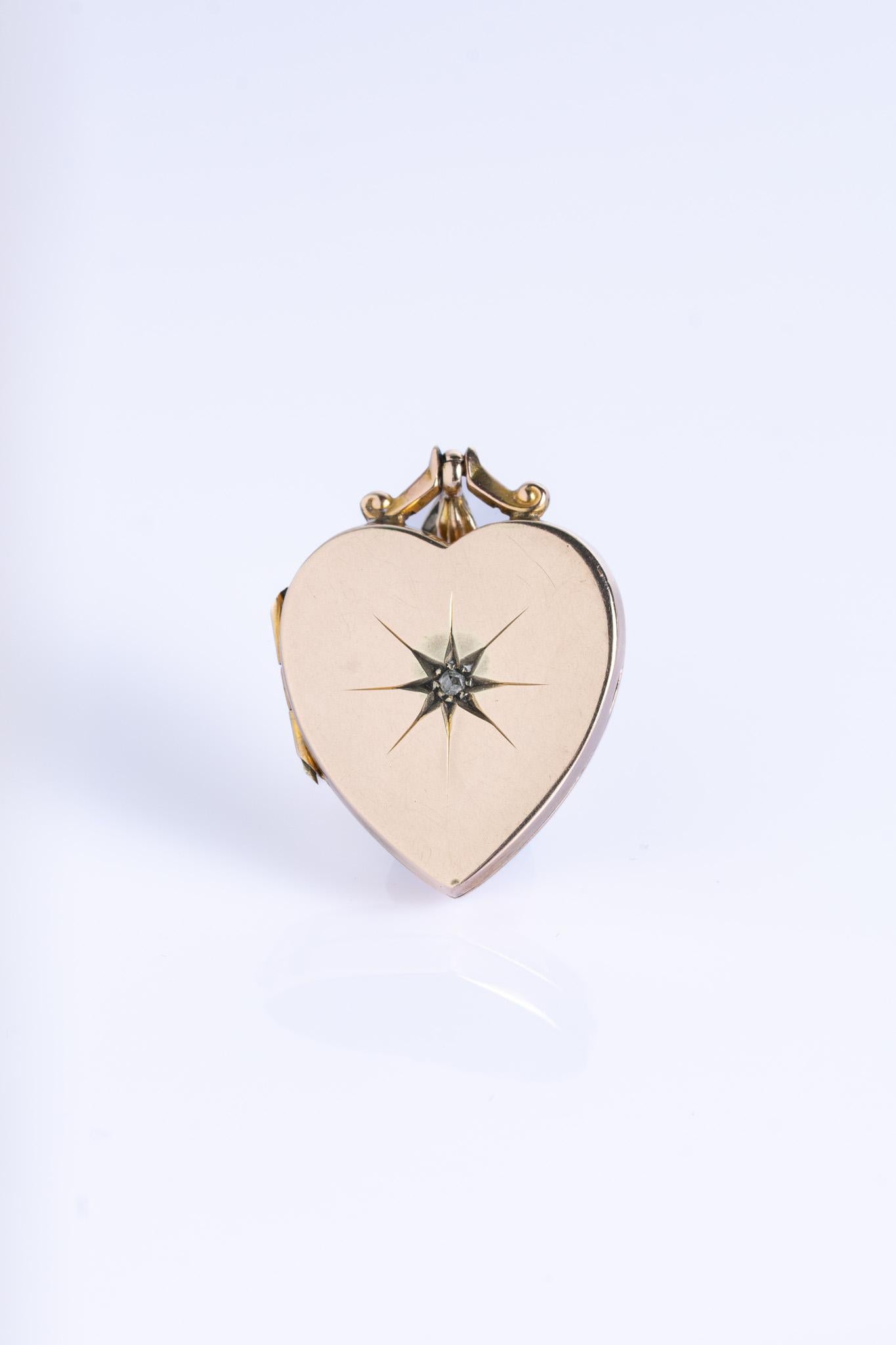 Taglio cuscino antico Antico medaglione vittoriano in oro 9ct con diamante sul retro e sul davanti in vendita