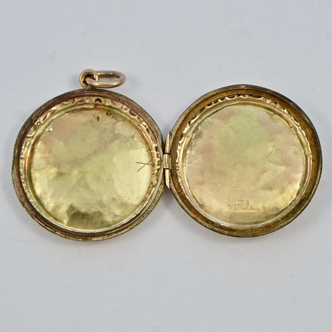 Médaillon victorien ancien en or 9 carats avec dos et façade gravés de feuilles de lierre Unisexe en vente