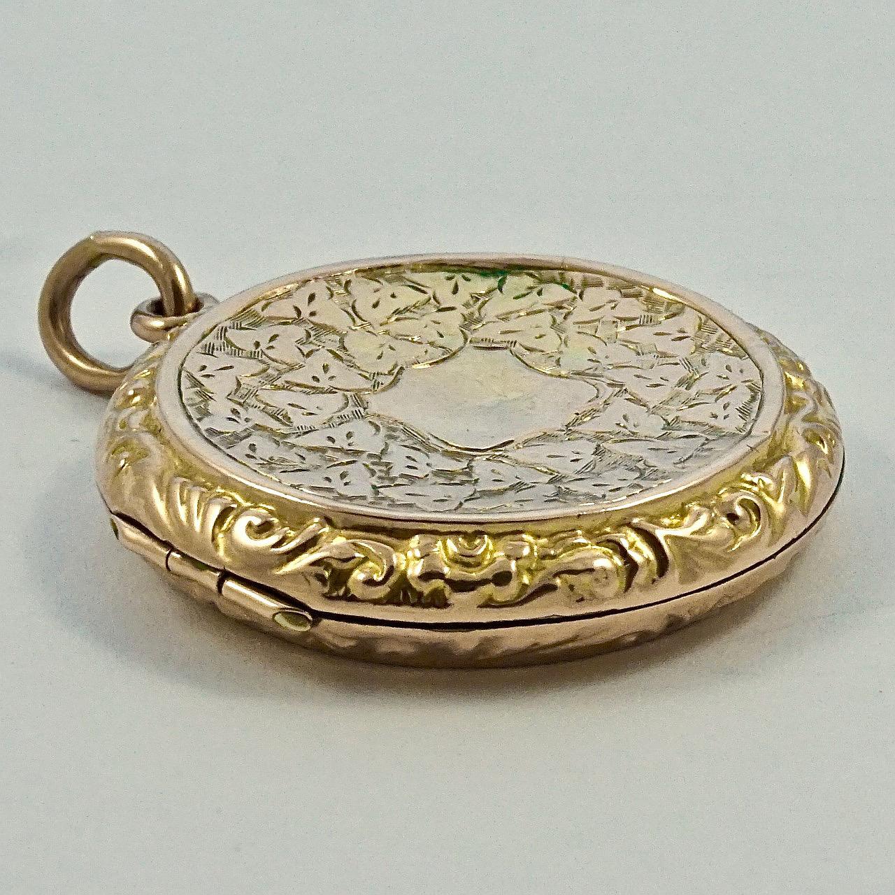 Médaillon victorien ancien en or 9 carats avec dos et façade gravés de feuilles de lierre en vente 2