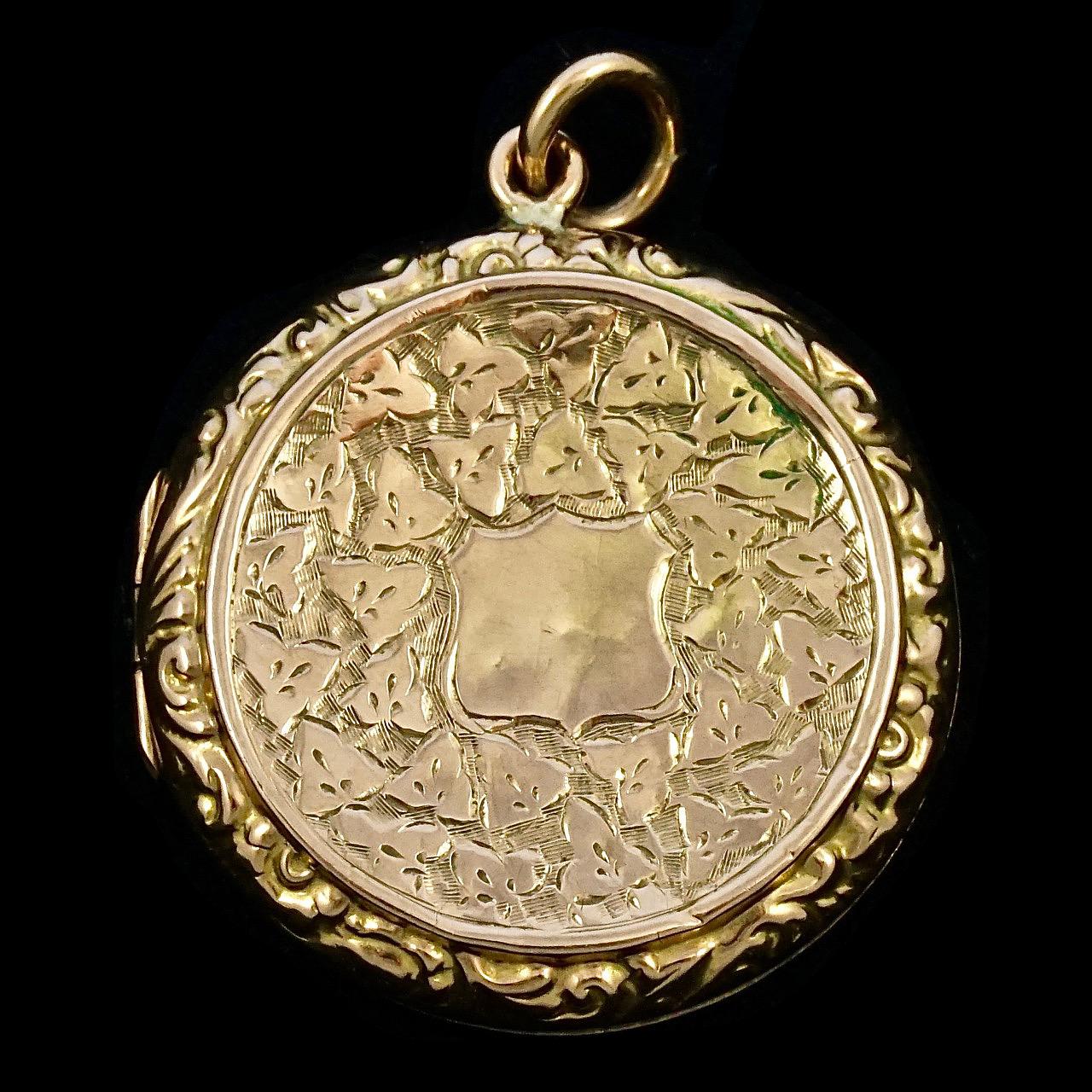 Antikes viktorianisches Medaillon, 9 Karat Gold, Rückseite und Vorderseite eingravierte Efeublätter im Angebot 4
