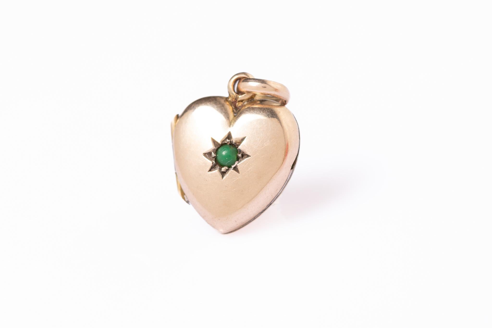 Questo Charme Antiques con cuore turchese è realizzato in oro giallo 9ct (fronte e retro). Il medaglione è decorato con un motivo a stella con una pietra verde turchese al centro. Il turchese simboleggia saggezza, tranquillità, protezione, fortuna e