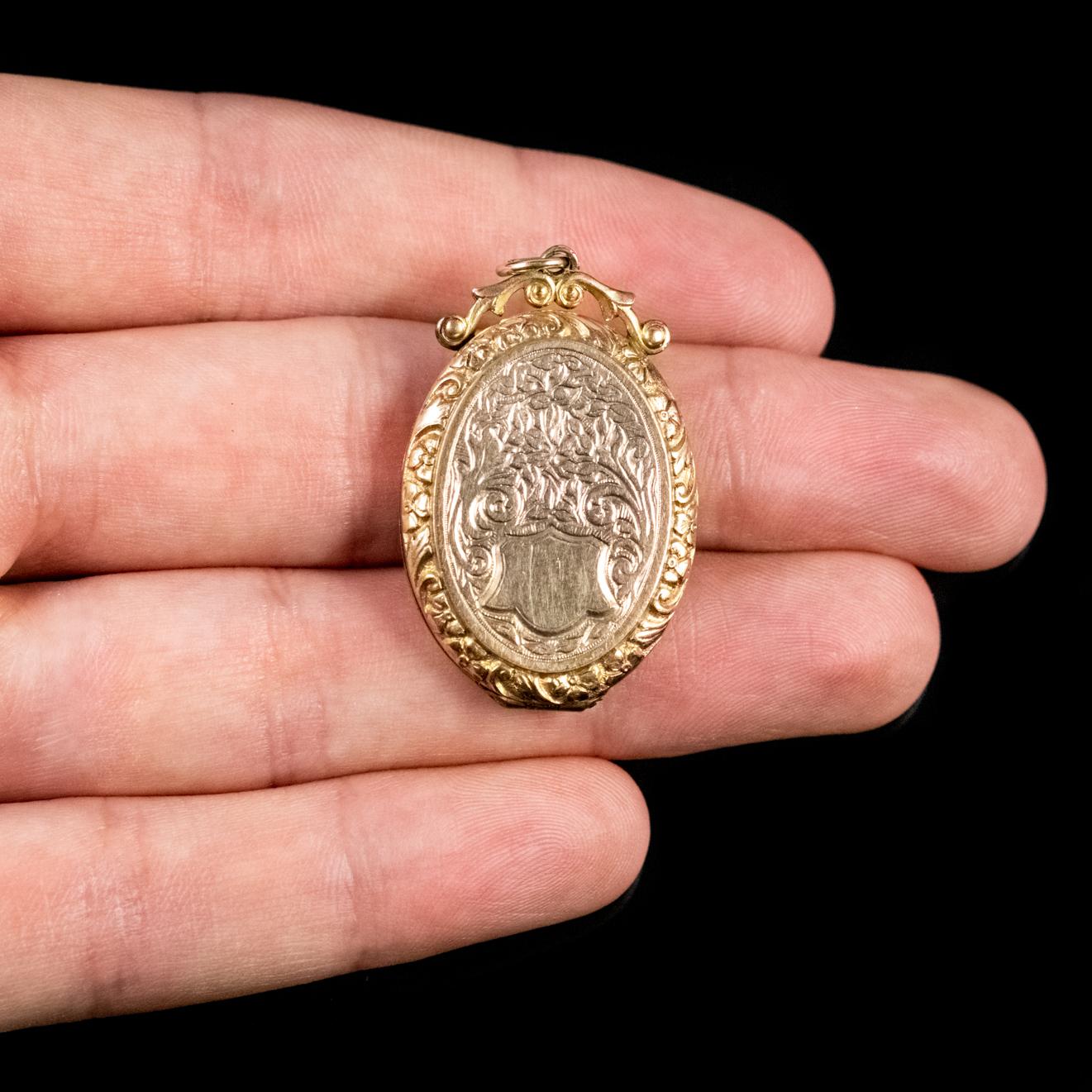 Antique Victorian 9 Carat Gold, circa 1900 Locket For Sale 1