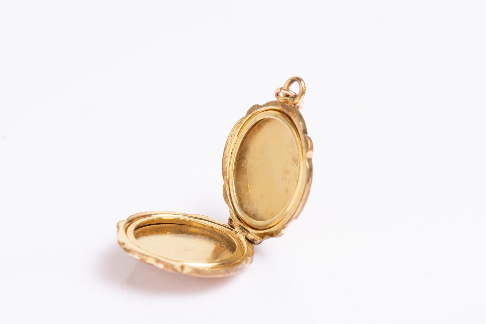 Antique Victorian 9ct Gold Diamond Starburst Locket In Good Condition For Sale In Portland, England