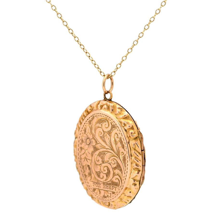 Antique Victorian 9ct Gold Engraved Oval Locket Necklace Damen im Angebot