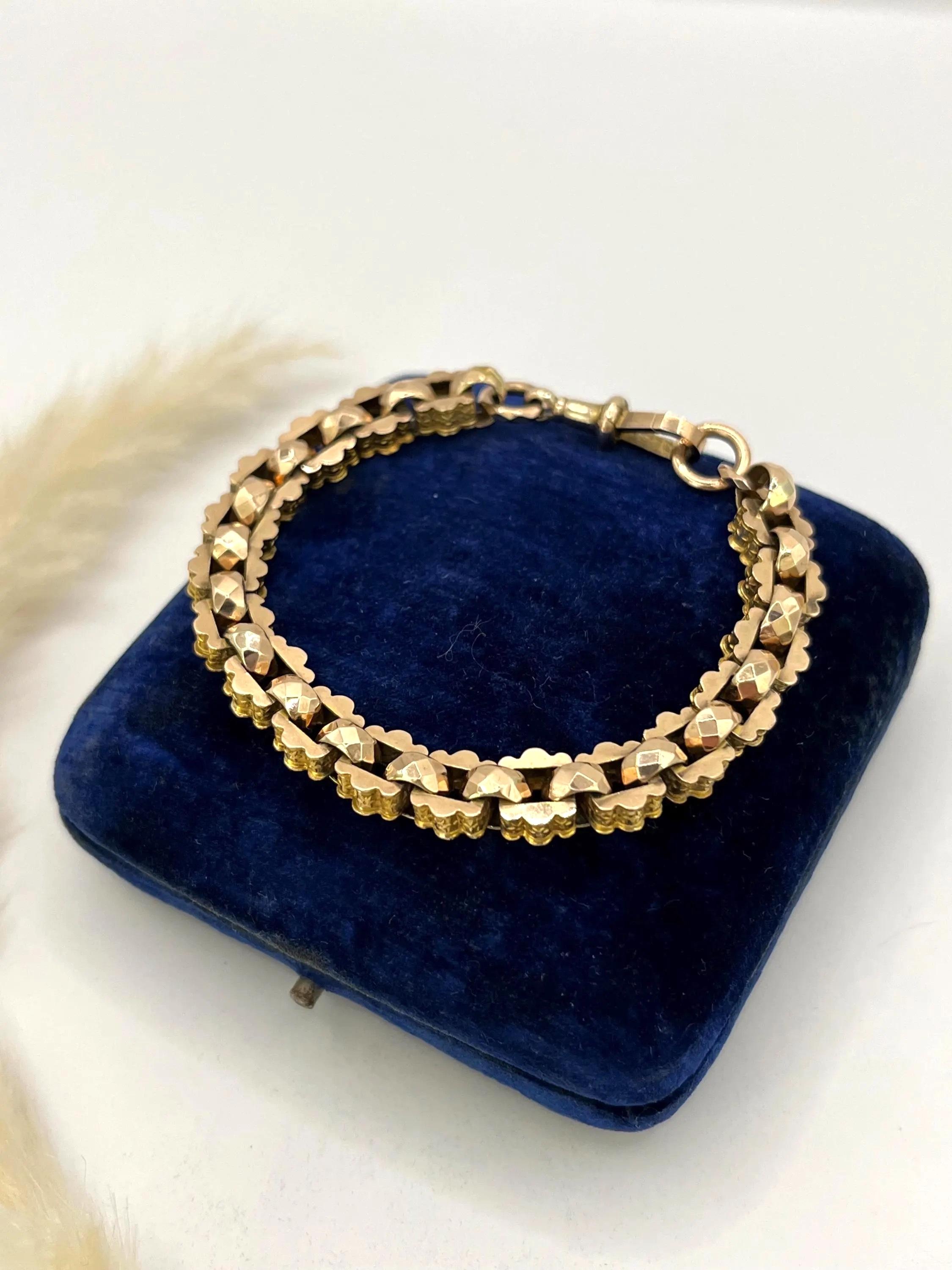 Bracelet fantaisie antique 

Or 9 carats

Circa 1880

Magnifique bracelet victorien en or jaune, composé de maillons à facettes étroitement imbriqués les uns dans les autres, au profil uniforme et géométrique. Le facettage améliore la réflectivité