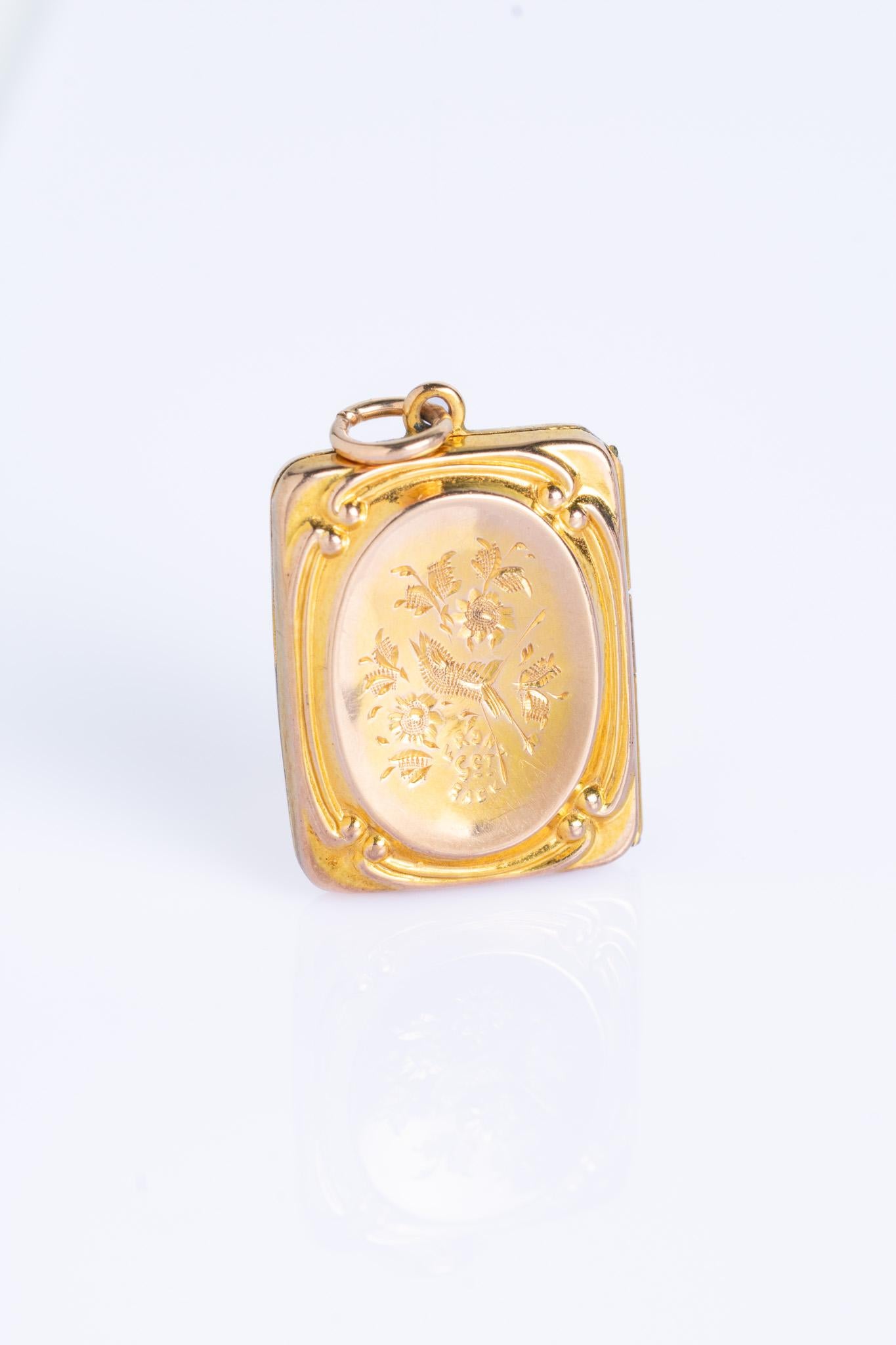 Un medaglione vittoriano affascinante e ben dettagliato, realizzato in oro 9ct davanti e dietro, con una rondine finemente incisa in volo tra i fiori, un motivo che simboleggia l'amore, la fedeltà e il ritorno sicuro.

Questo elegante design