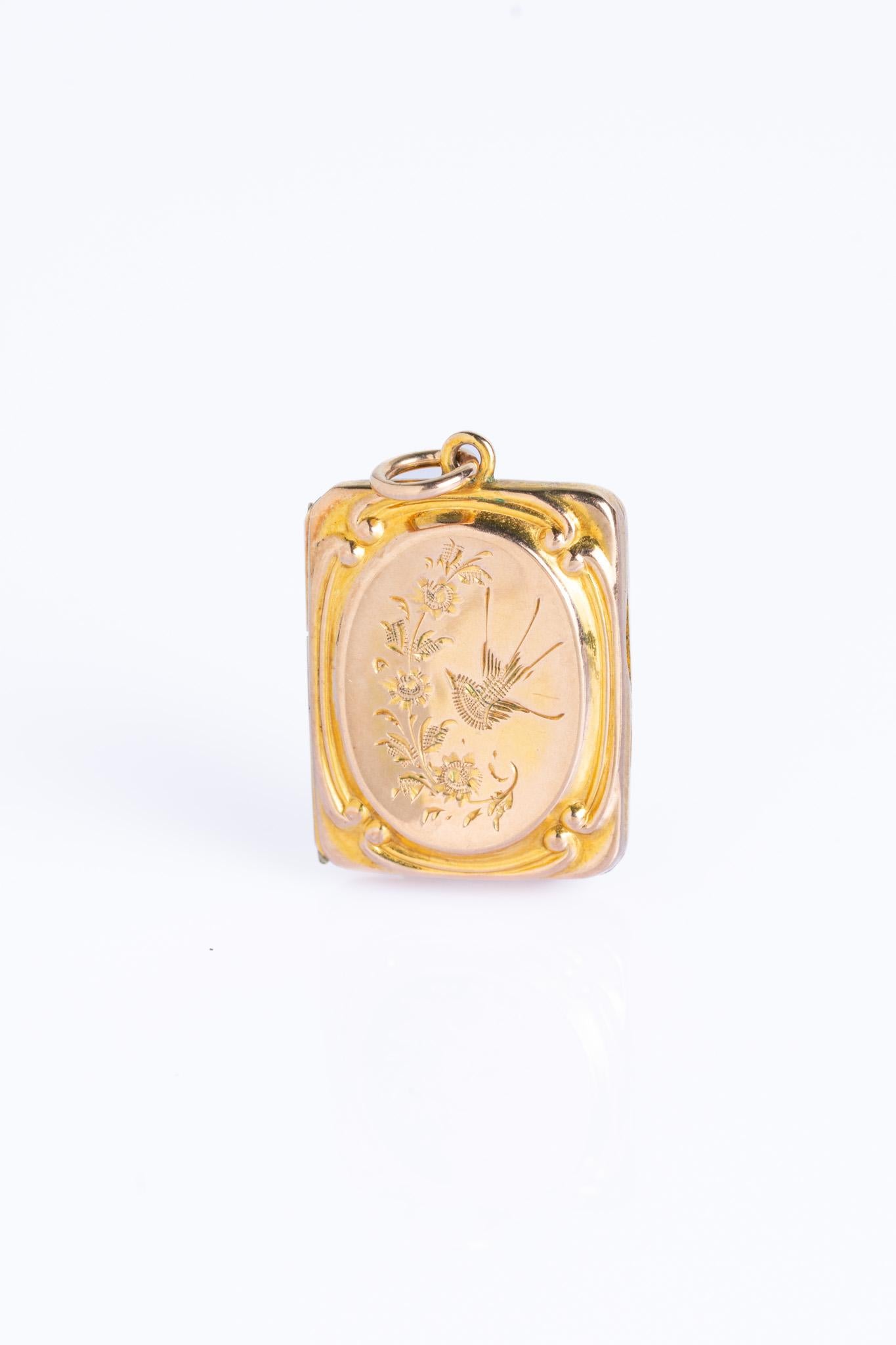 Vittoriano Antico medaglione rettangolare vittoriano in oro 9ct con fronte e retro a forma di rondine in vendita