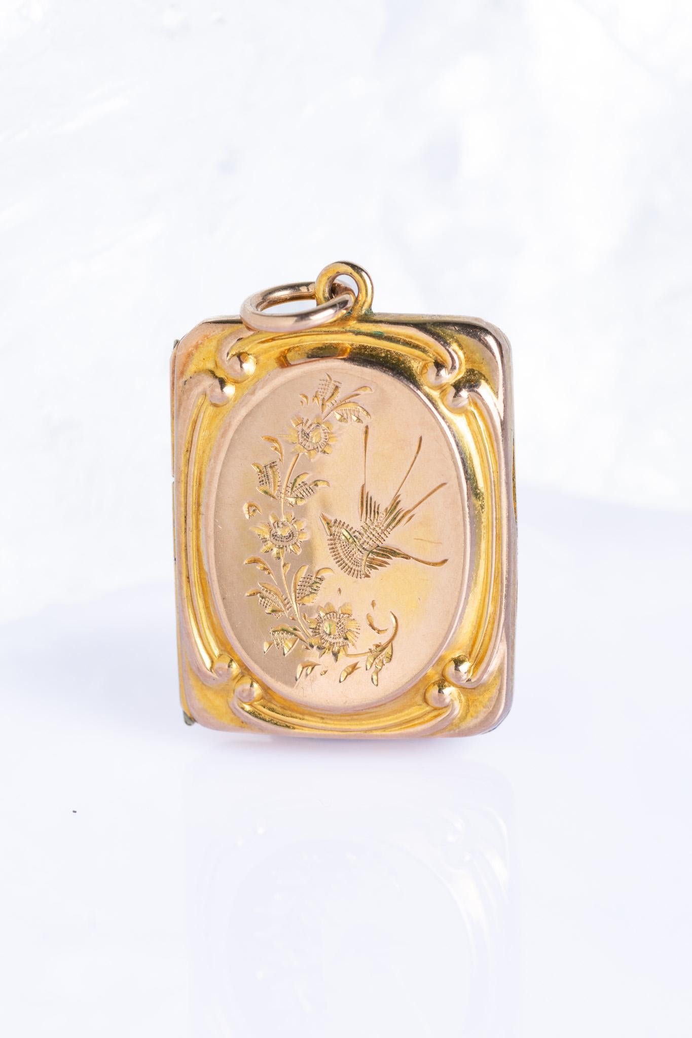 Antico medaglione rettangolare vittoriano in oro 9ct con fronte e retro a forma di rondine In condizioni buone in vendita a Portland, England