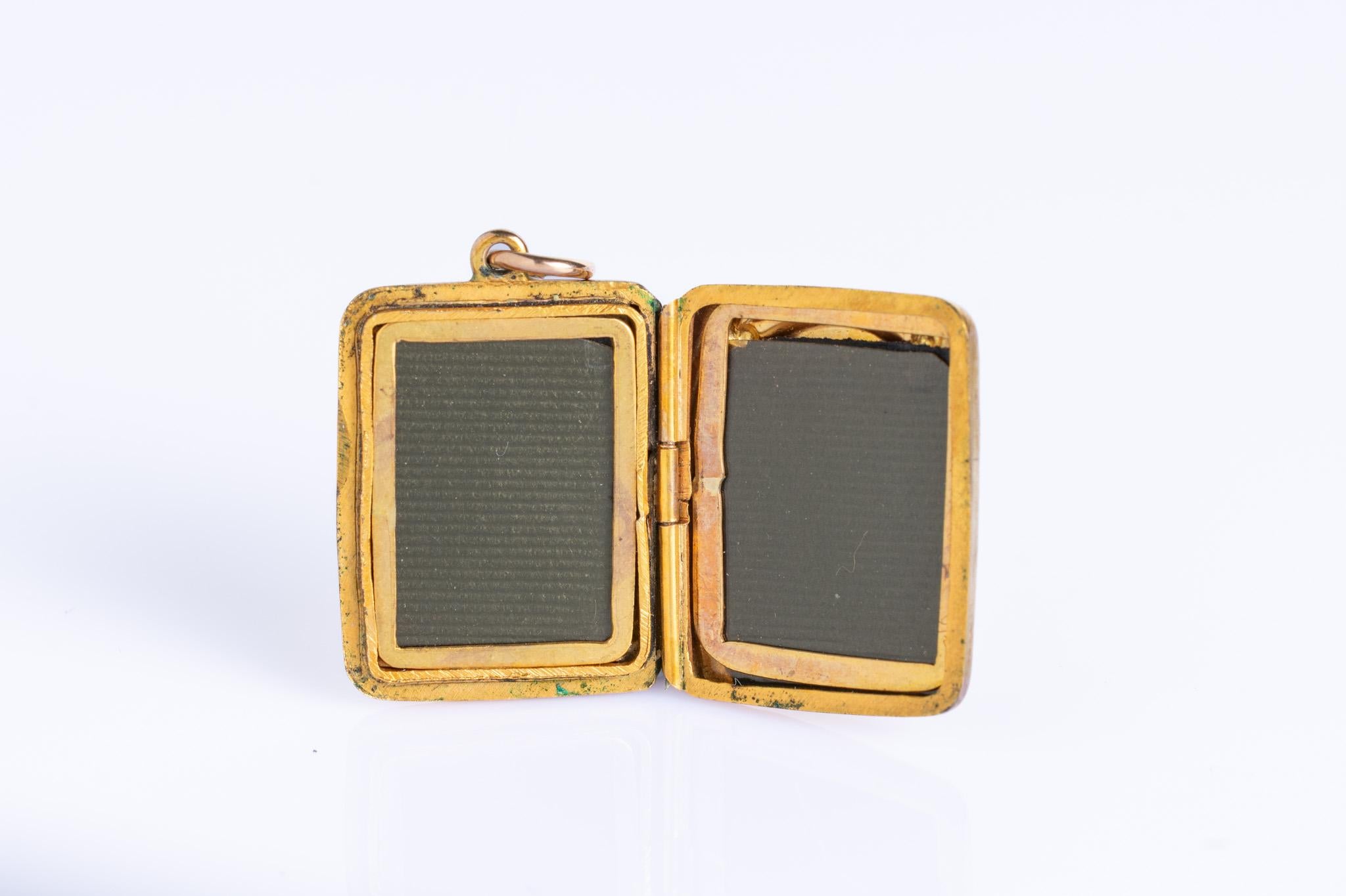 Antico medaglione rettangolare vittoriano in oro 9ct con fronte e retro a forma di rondine in vendita 2