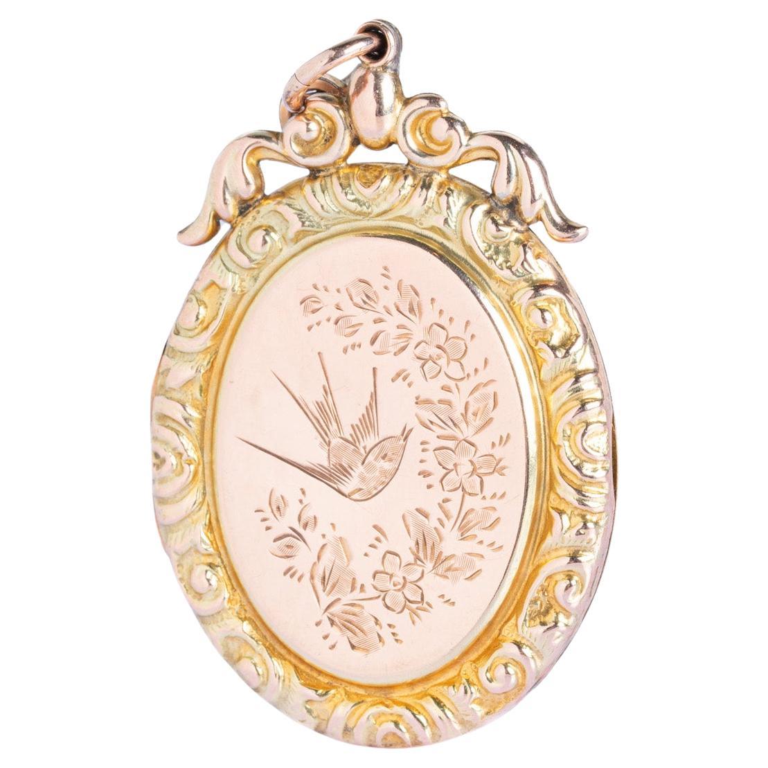 Un bellissimo medaglione vittoriano di grandi dimensioni, realizzato in oro 9ct davanti e dietro, con una rondine in volo finemente incisa e circondata da delicati dettagli floreali. Il medaglione è incorniciato da un ornato bordo repoussé a