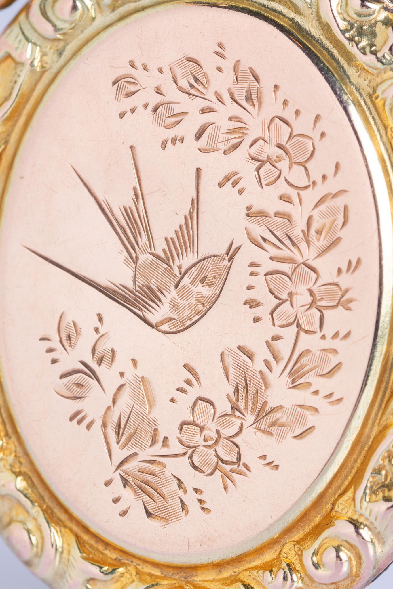 Vittoriano Antico medaglione vittoriano in oro 9ct con fronte e retro a forma di rondine in vendita