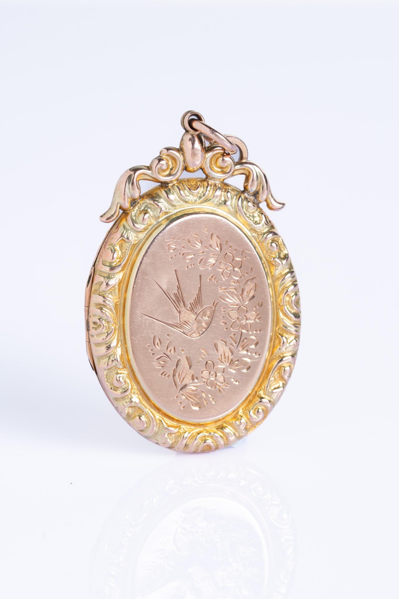 Antico medaglione vittoriano in oro 9ct con fronte e retro a forma di rondine In condizioni buone in vendita a Portland, England