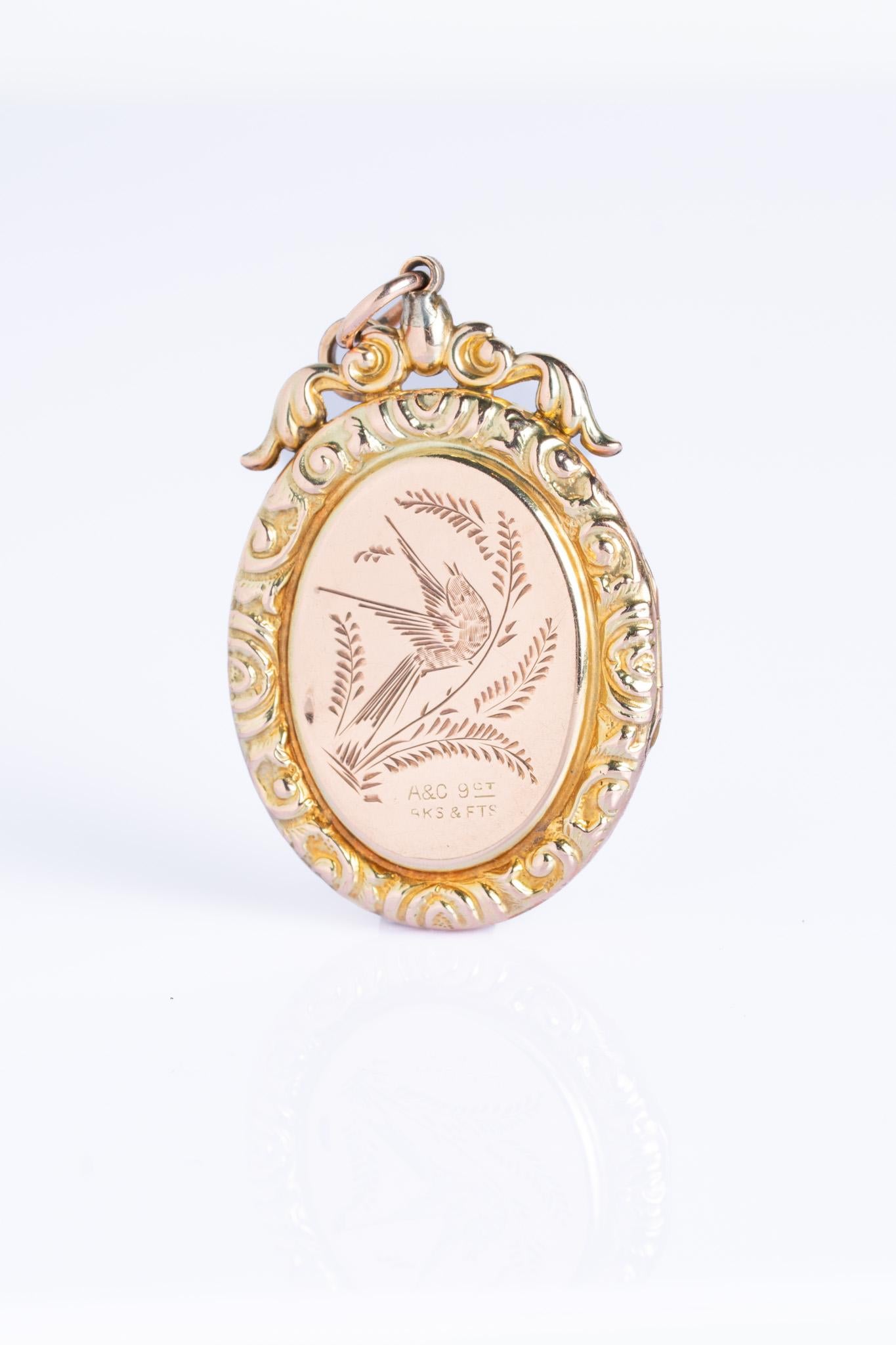 Antico medaglione vittoriano in oro 9ct con fronte e retro a forma di rondine in vendita 2