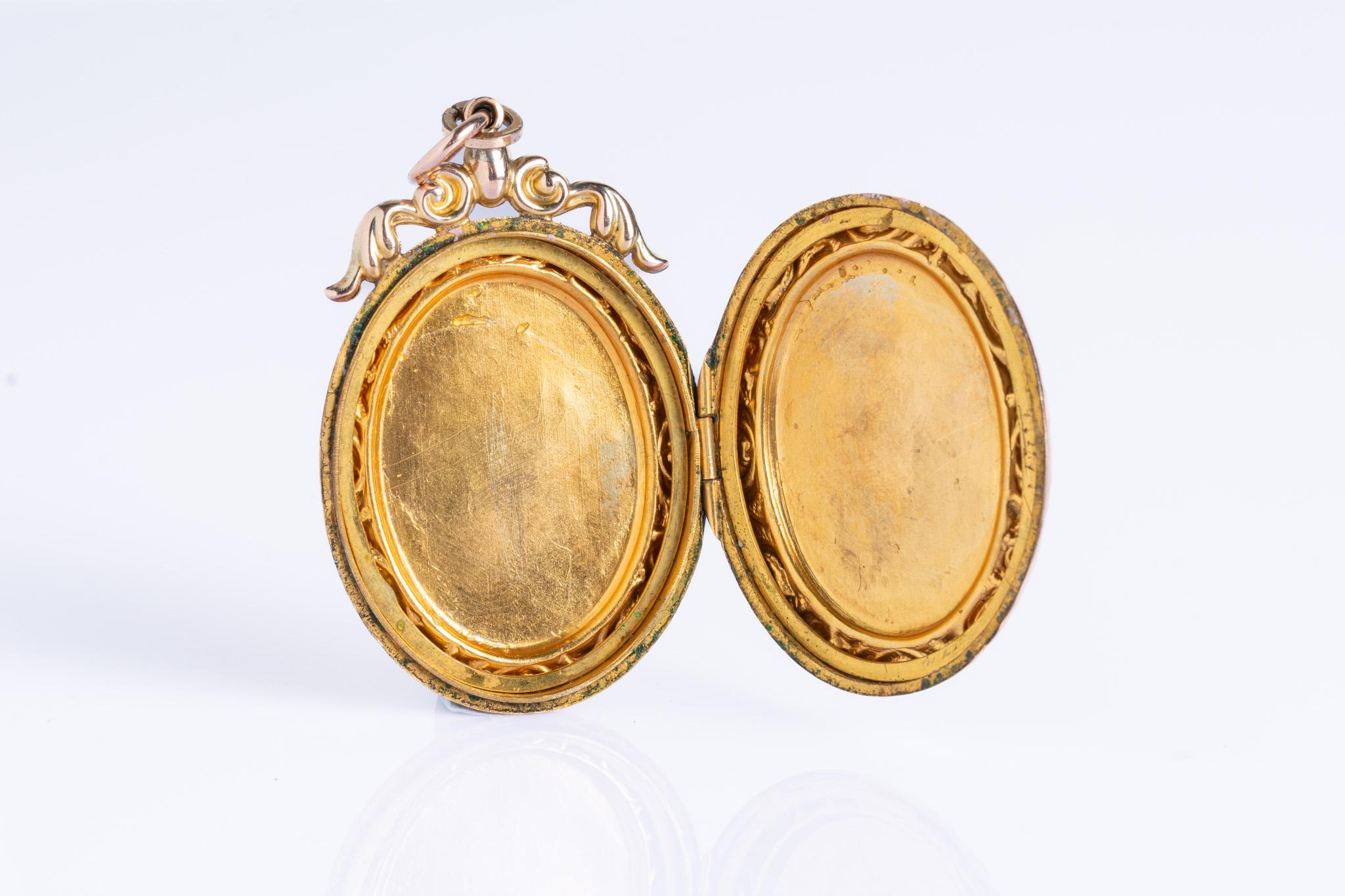 Antico medaglione vittoriano in oro 9ct con fronte e retro a forma di rondine in vendita 3