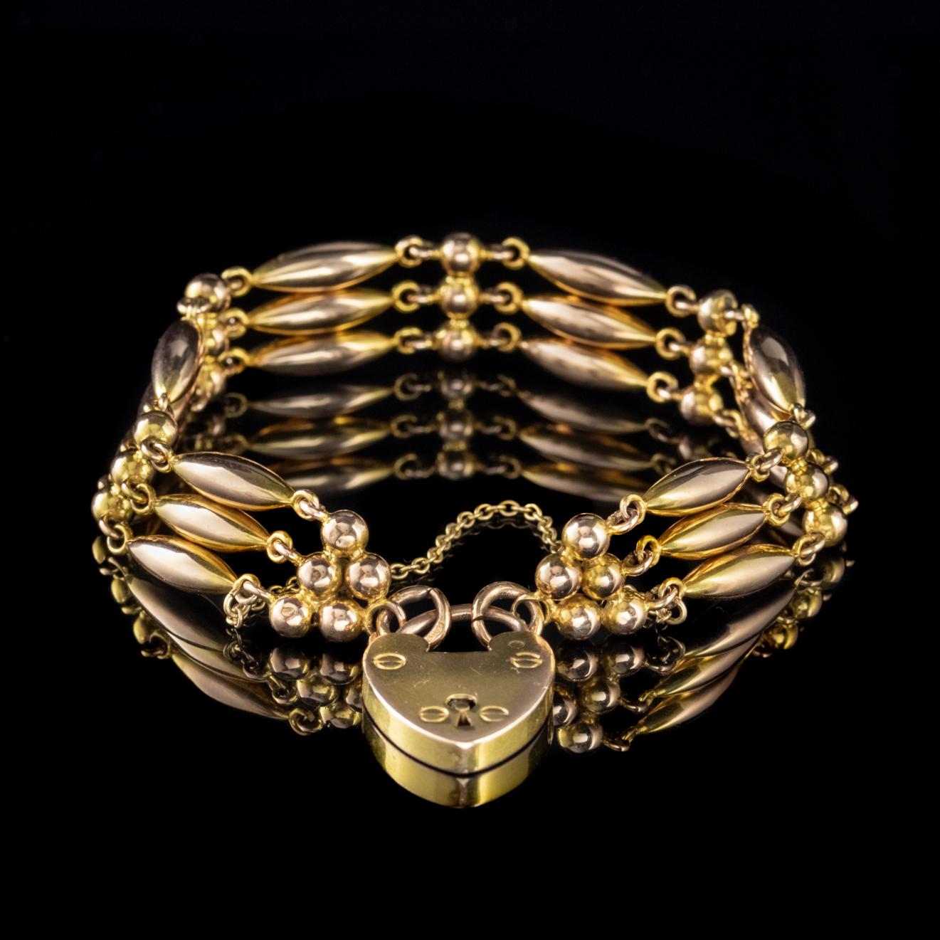Antique Victorian 9 Carat Gold Heart Padlock Link Bracelet, circa 1880 In Good Condition For Sale In Lancaster, Lancashire