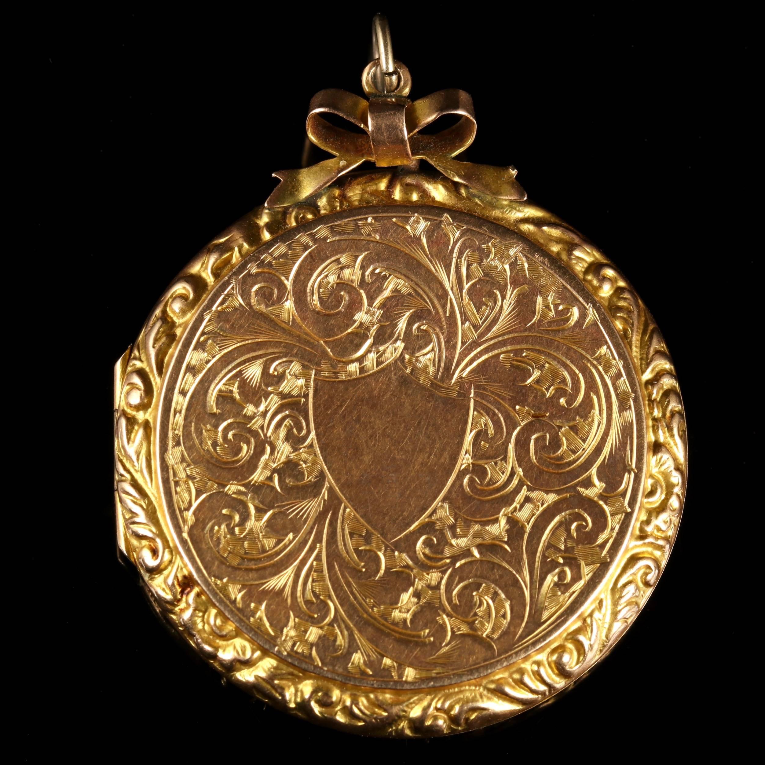 This fabulous Victorian 9ct Gold locket is Circa 1880.

The locket is engraved with beautiful engravings showing lovely Victorian workmanship.

Engravings can also be seen around the outer edge of the locket too.

A pretty bow around the bale