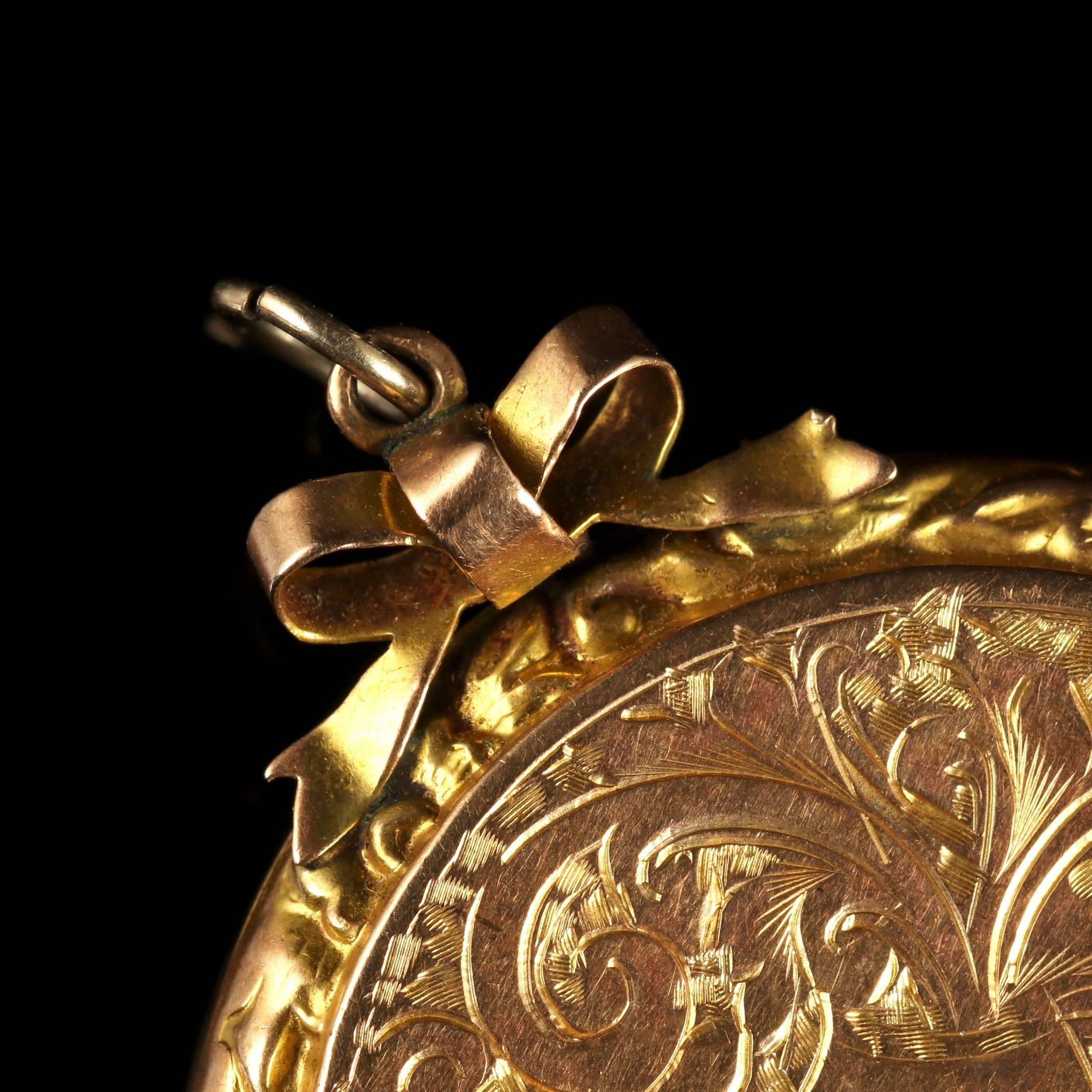 Antique Victorian 9 Carat Gold Locket, circa 1900 In Excellent Condition In Lancaster, Lancashire