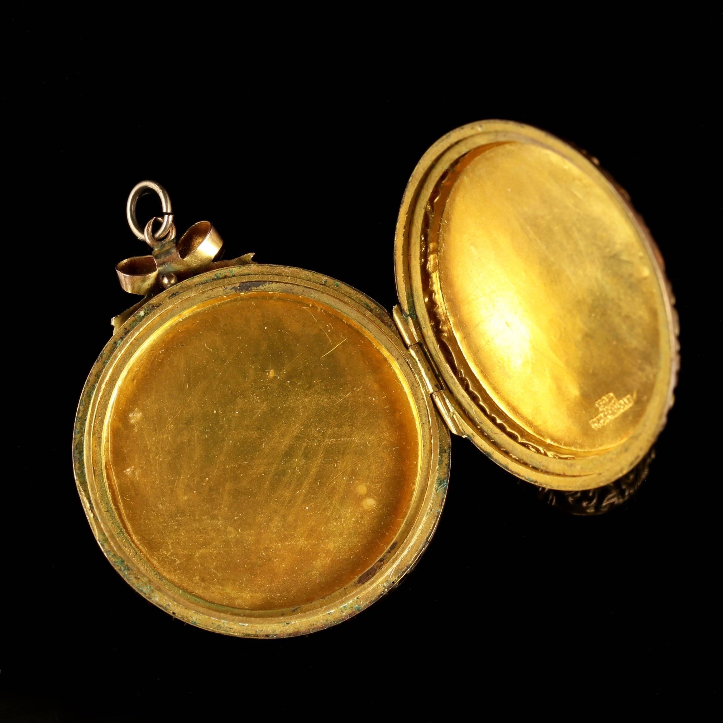 Antique Victorian 9 Carat Gold Locket, circa 1900 2