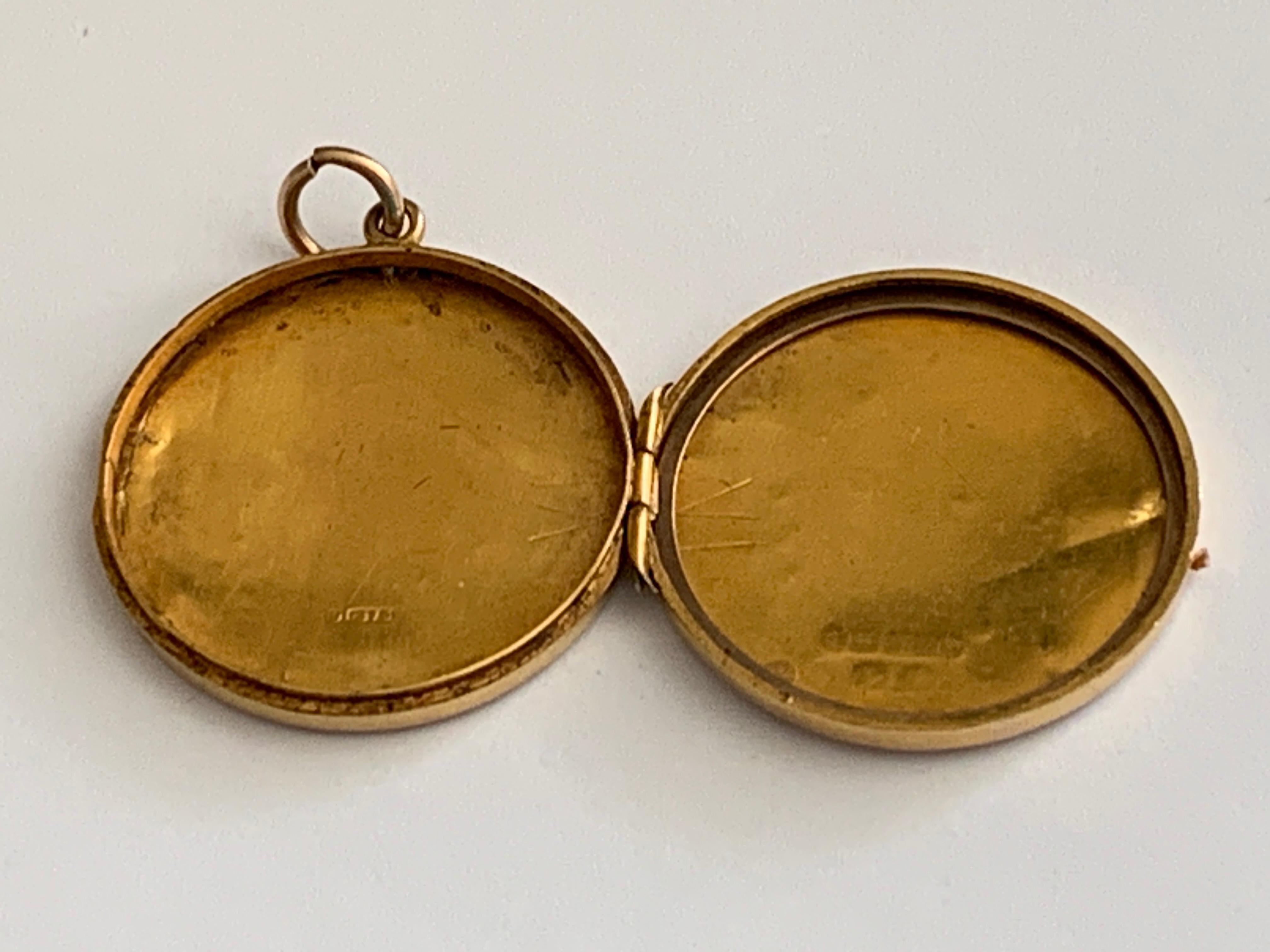Antiguo medallón victoriano de oro de 9 ct, fechado en 1857 en venta 5