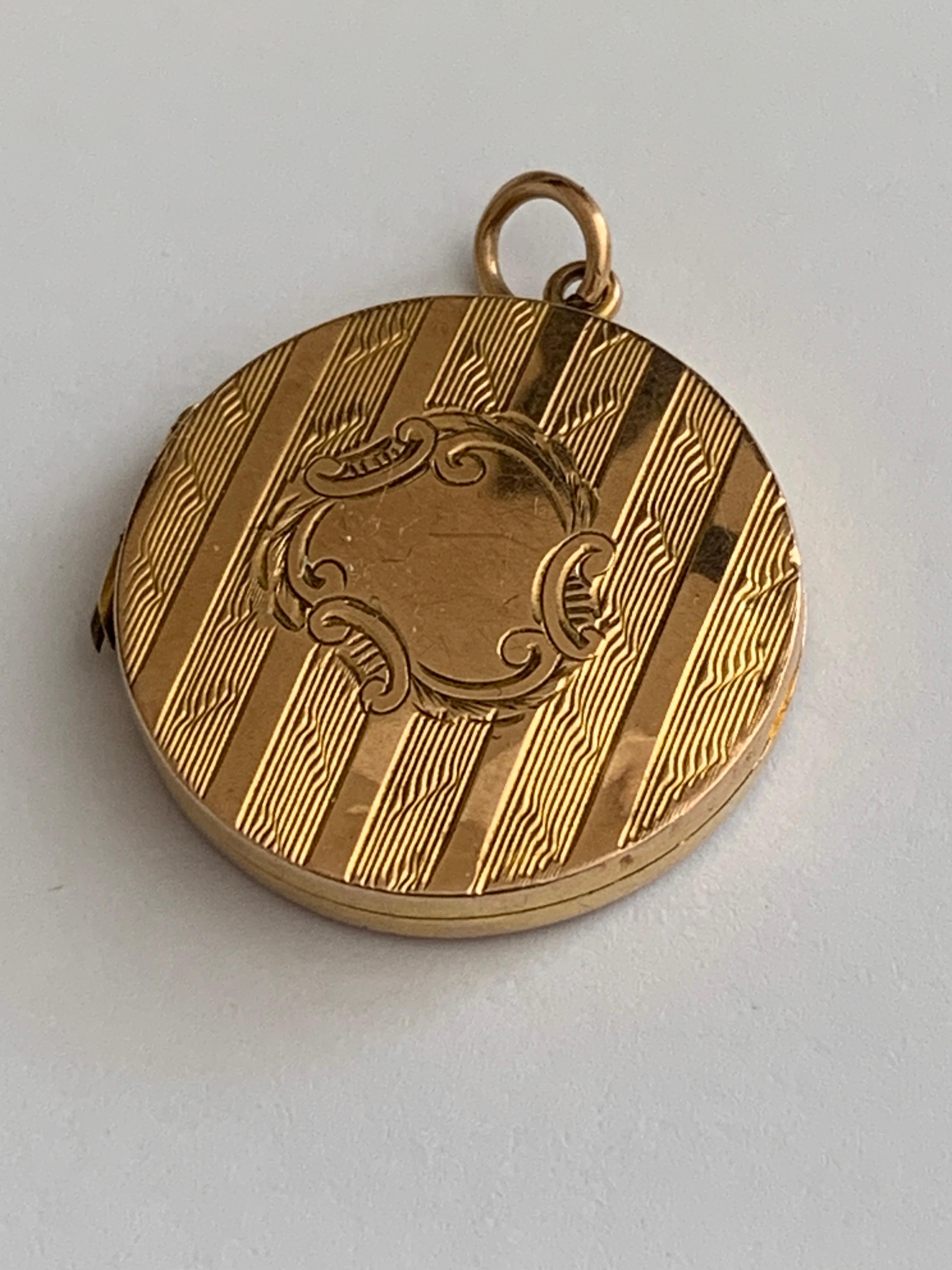 Antiguo Victoriano  1857
Relicario redondo de oro de 9 ct
que se cierra a presión de forma segura
Cartela lisa
y un diseño Stripy
Con matasellos en el reverso 
Birmingham 1857

