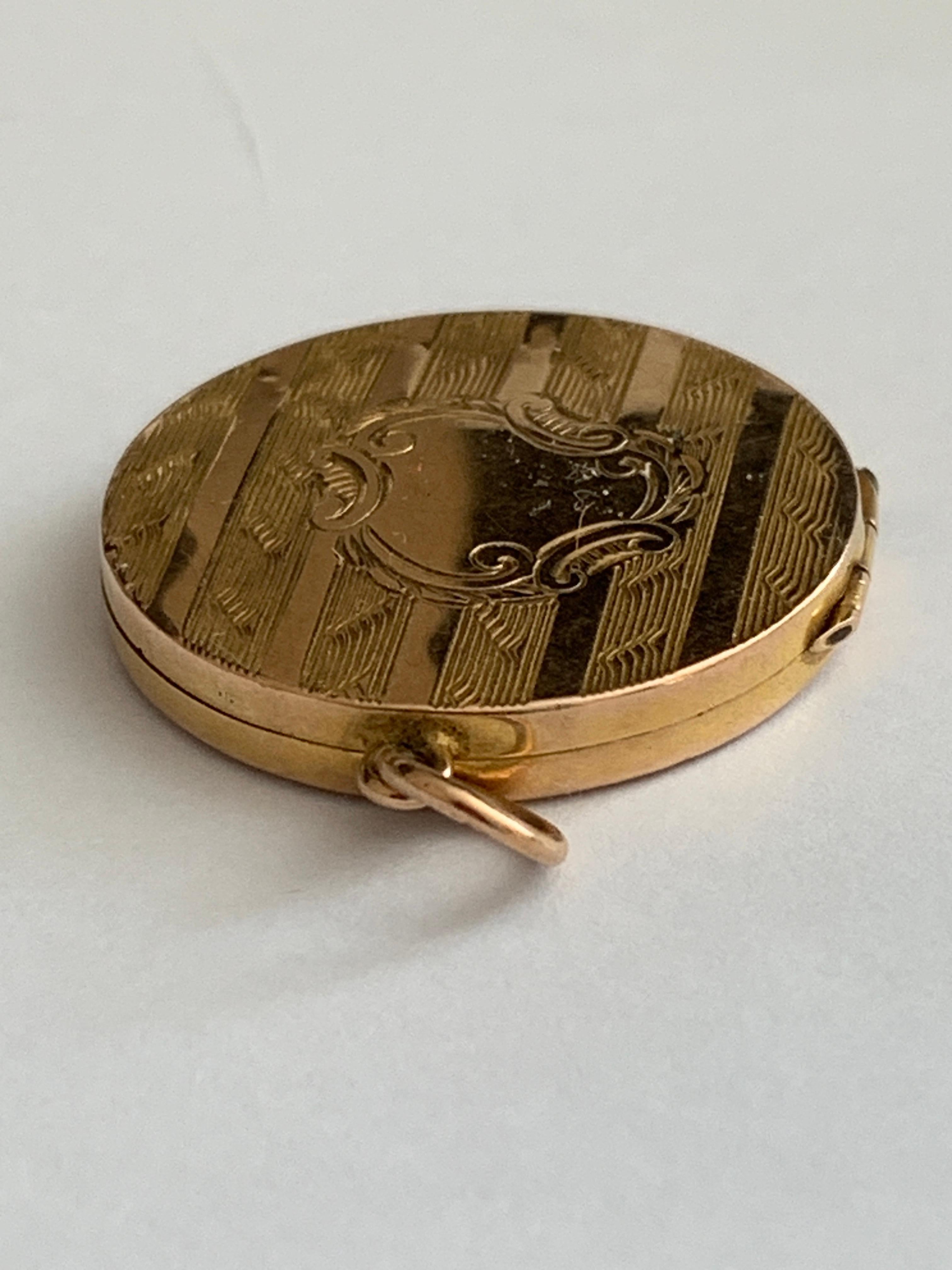 Antiguo medallón victoriano de oro de 9 ct, fechado en 1857 en venta 3