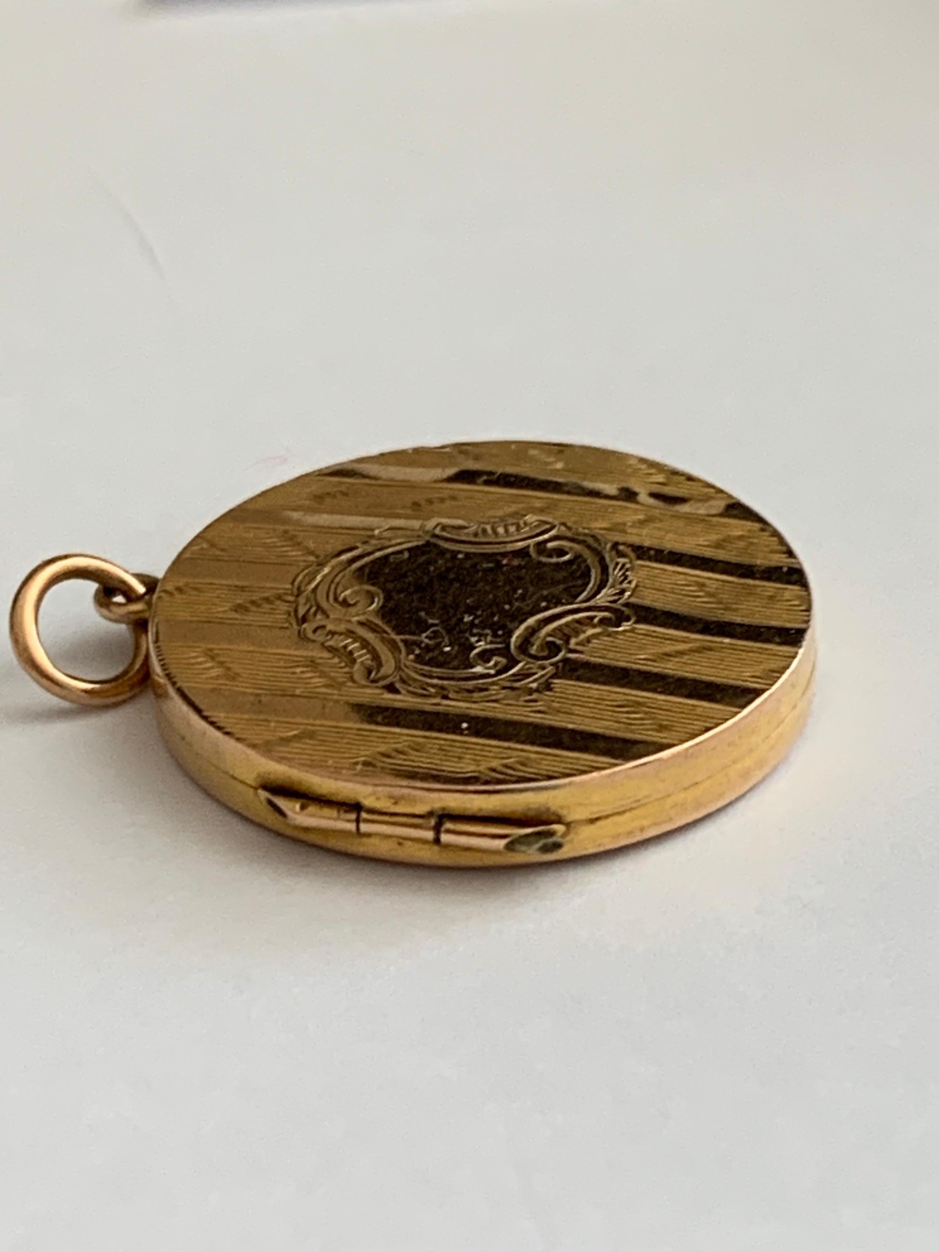 Antiguo medallón victoriano de oro de 9 ct, fechado en 1857 en venta 4